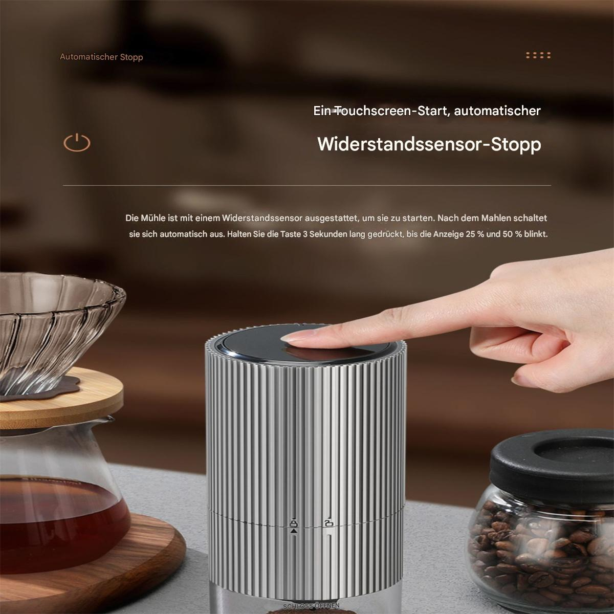 Silberne Kaffeemühle mit Hand einer Person oben, mit Kaffeebohnen.
