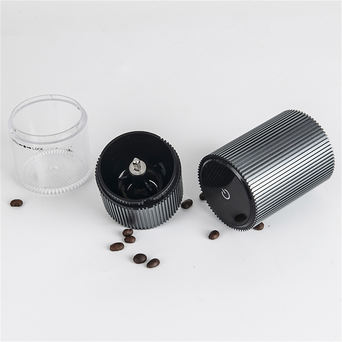 Kaffeemühlen-Teile, Bohnen und transparenter Deckel auf weißer Oberfläche.