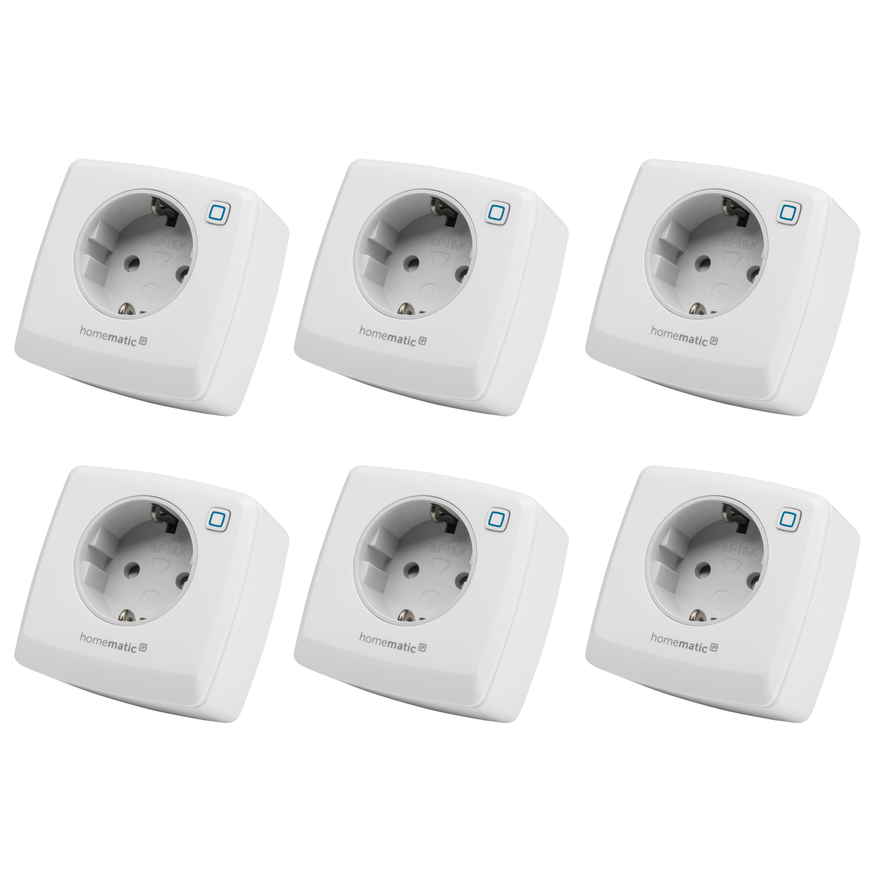 Sechs weiße Smart Plugs mit Knopf und Steckdose, freigestellt auf Weiß.