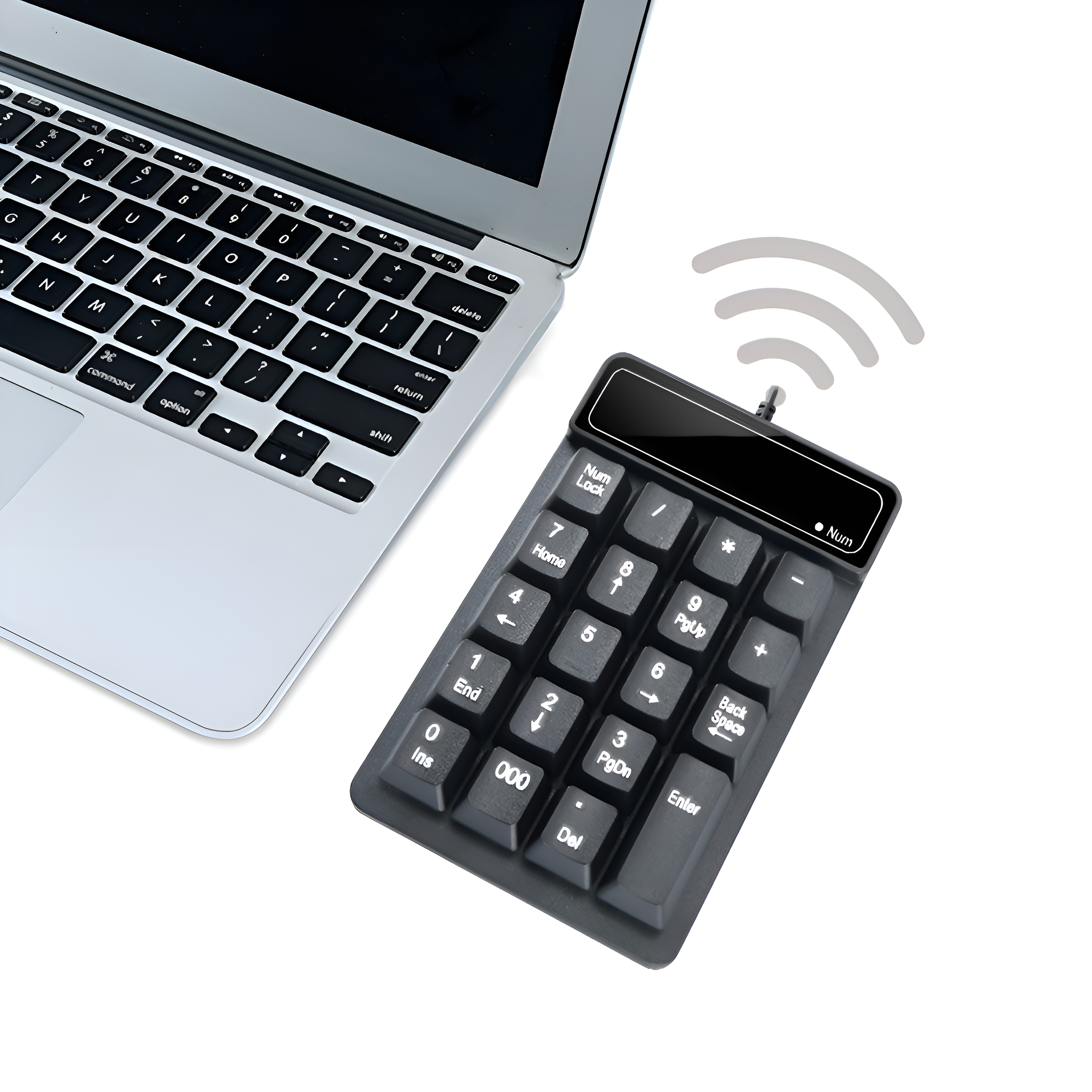 Ein schwarzer drahtloser numerischer Ziffernblock. Ein Laptop steht daneben, dessen Tastatur teilweise sichtbar ist.
