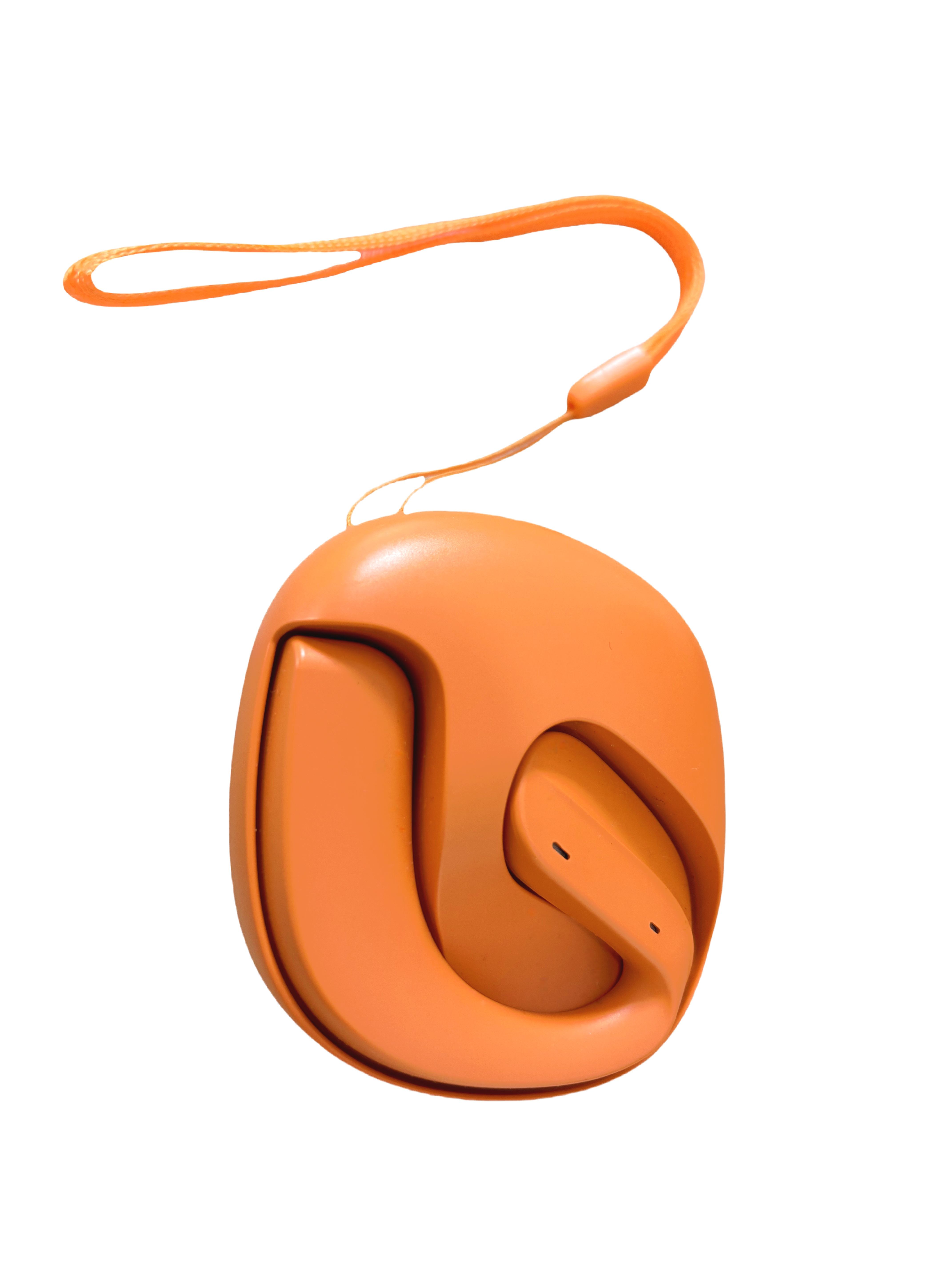 Dispositivo portátil naranja de forma única con una cuerda. Tiene una superficie lisa y un diseño curvado.