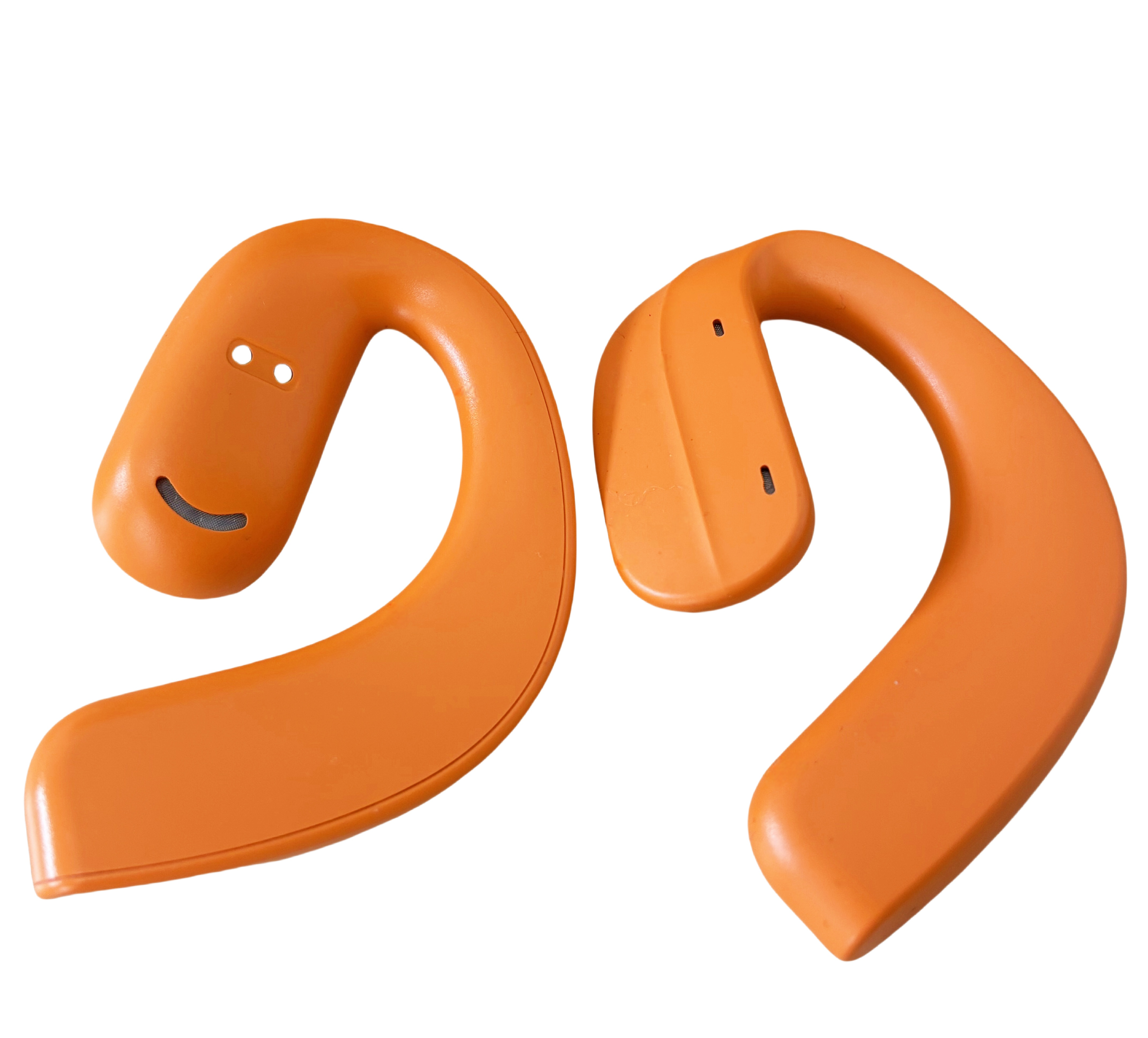 Dos formas abstractas naranjas, posiblemente soportes para el cuello, con una carita sonriente y dos agujeros.