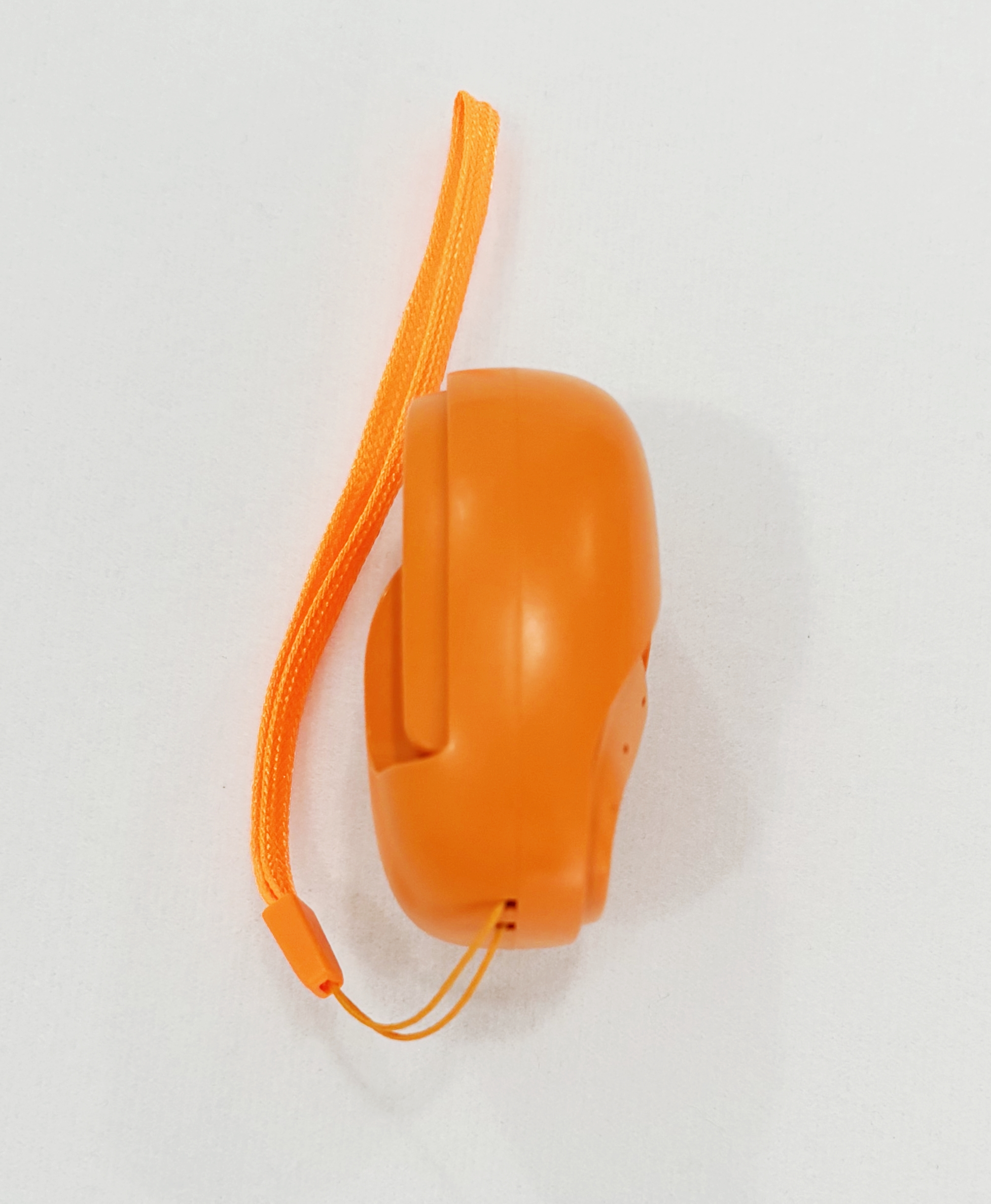 Altavoz portátil naranja con correa. Fondo blanco.