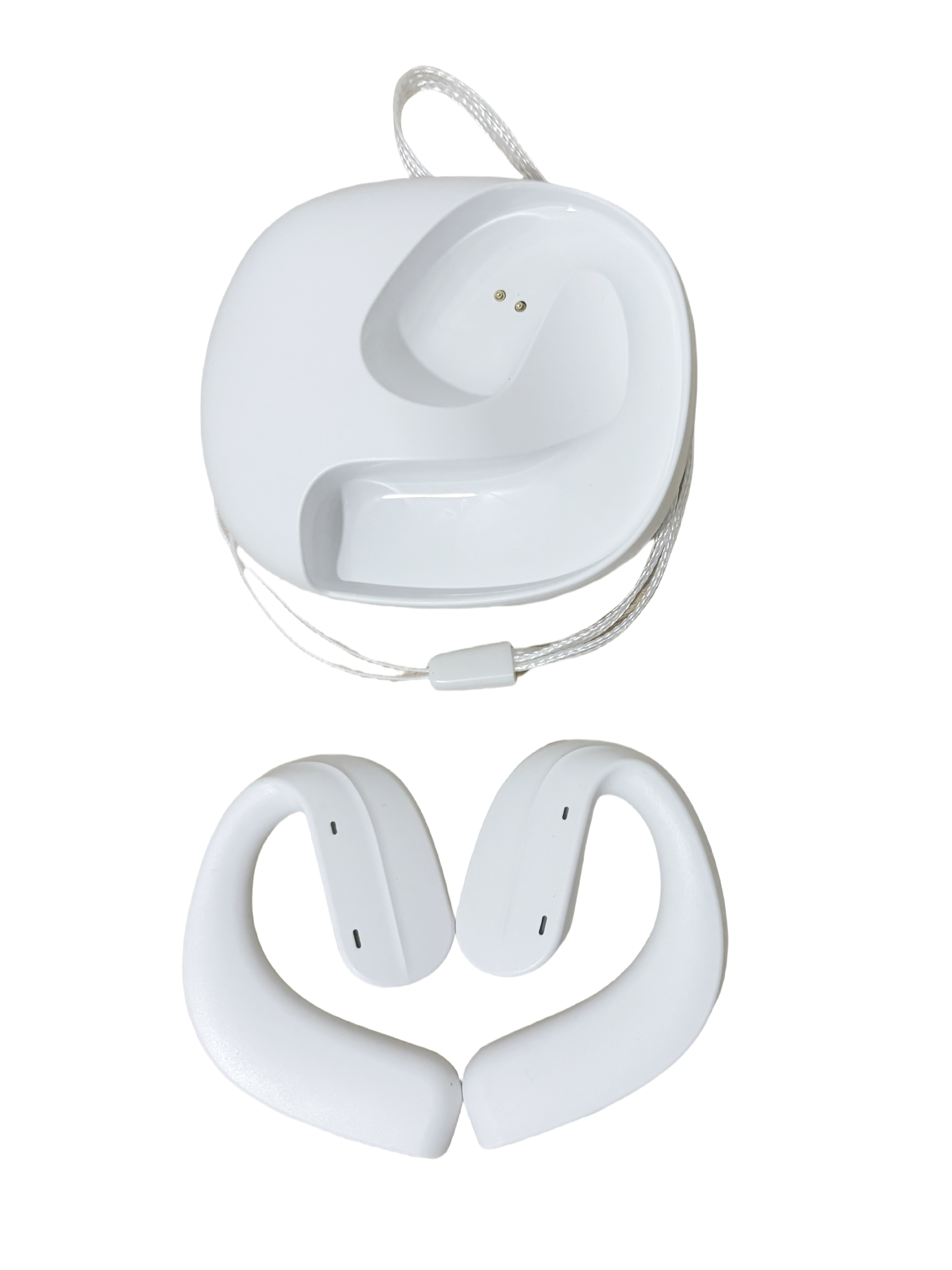 Par de auriculares de conducción ósea blancos con estuche de carga. Aislados sobre fondo blanco.