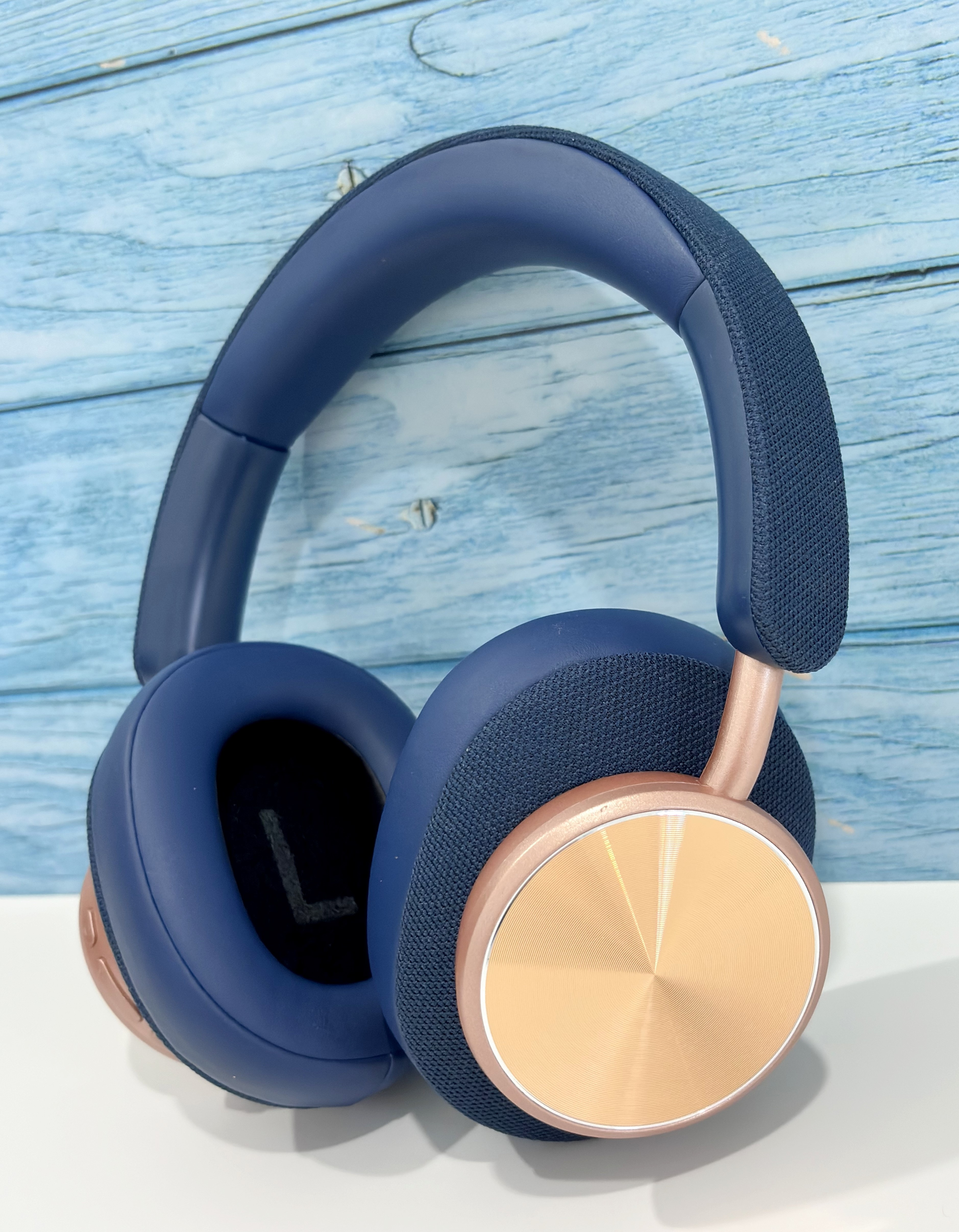 Auriculares azules y oro rosa. Los auriculares son azul marino, la diadema es azul.