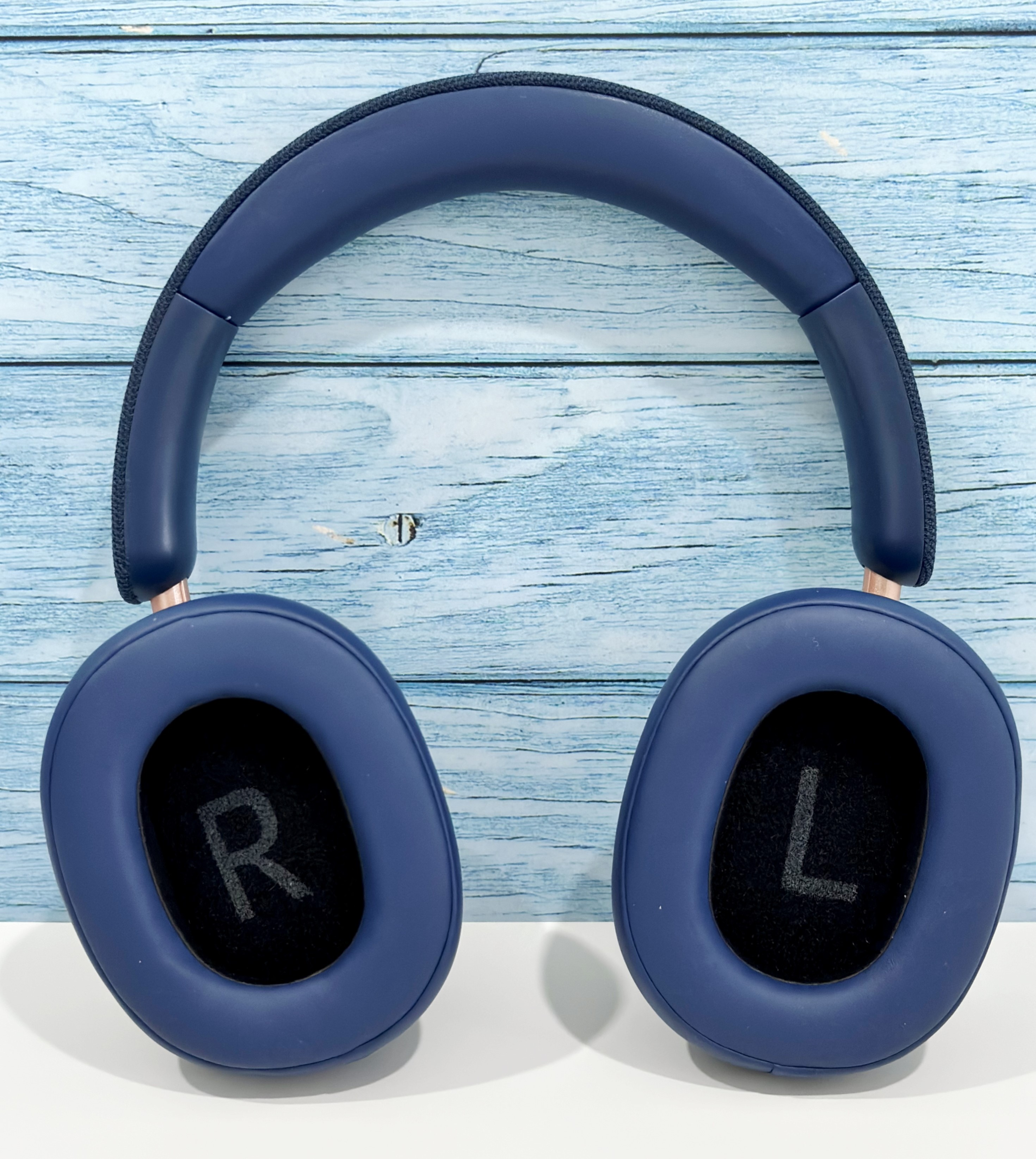 Auriculares azules, con grandes almohadillas, mostrando las letras 'R' y 'L' en el interior.