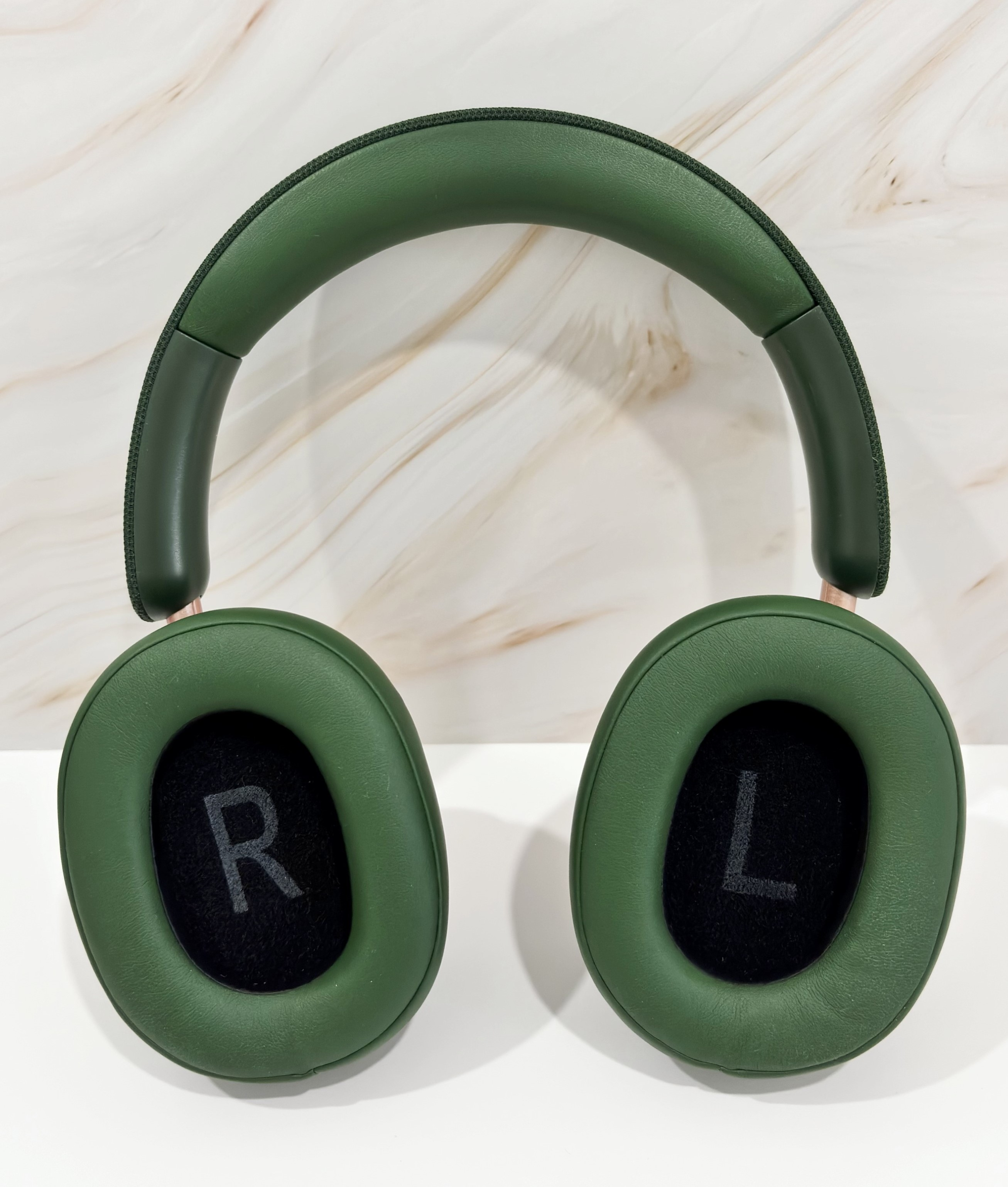 Auriculares verdes. Los auriculares son verdes con etiquetas R y L. La diadema también es verde.
