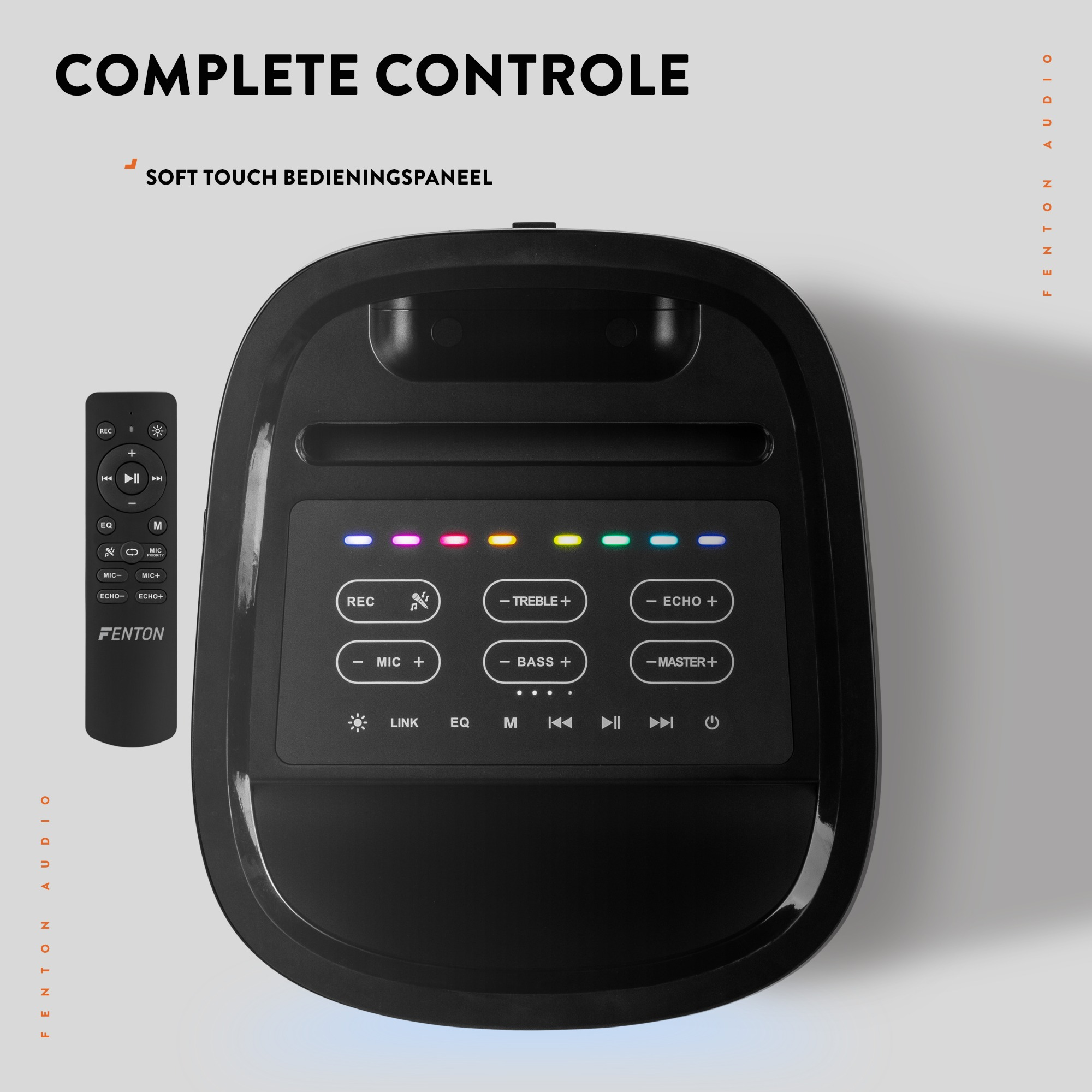 Altavoz negro con panel de control y mando a distancia. El texto dice 'Complete Controle' y 'Soft Touch Bediningspaneel'.