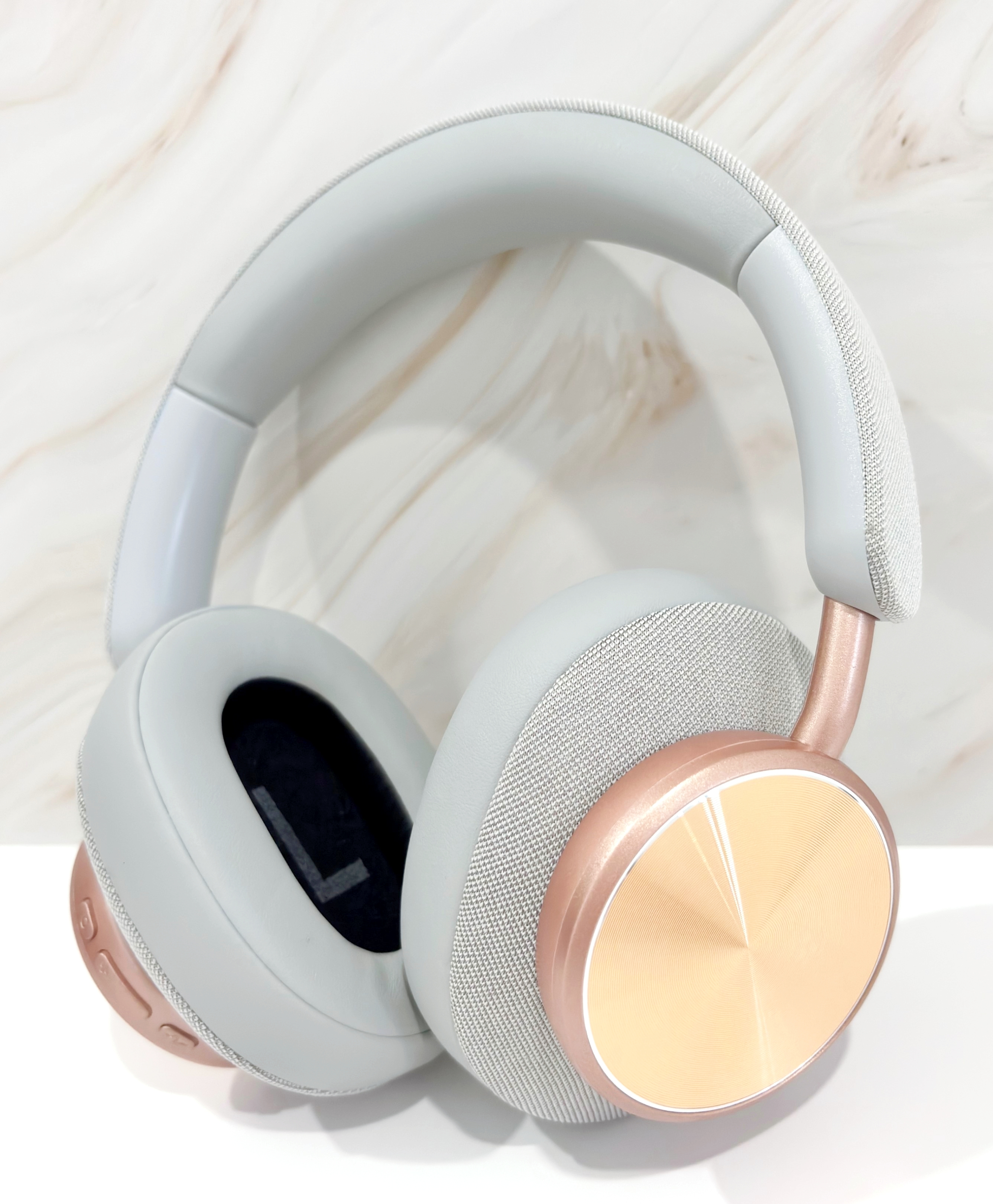 Auriculares grises y oro rosa. Las orejeras y la diadema son grises, los detalles son oro rosa.