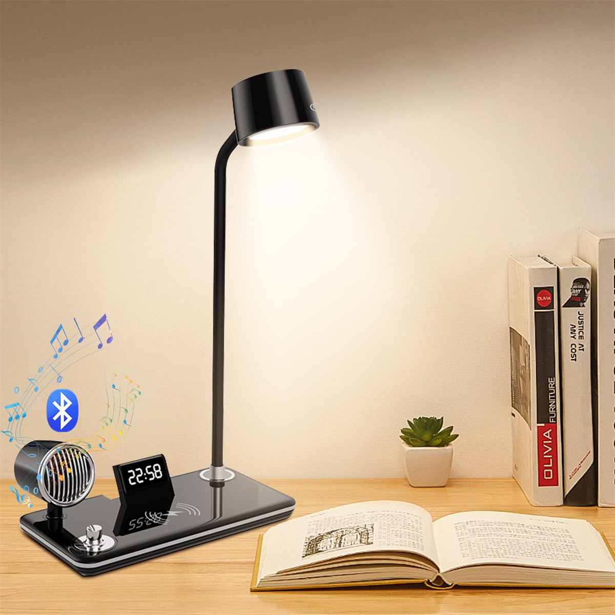Eine schwarze Schreibtischlampe mit Lautsprecher und Ladepad, sowie Bücher, auf einem Holztisch.