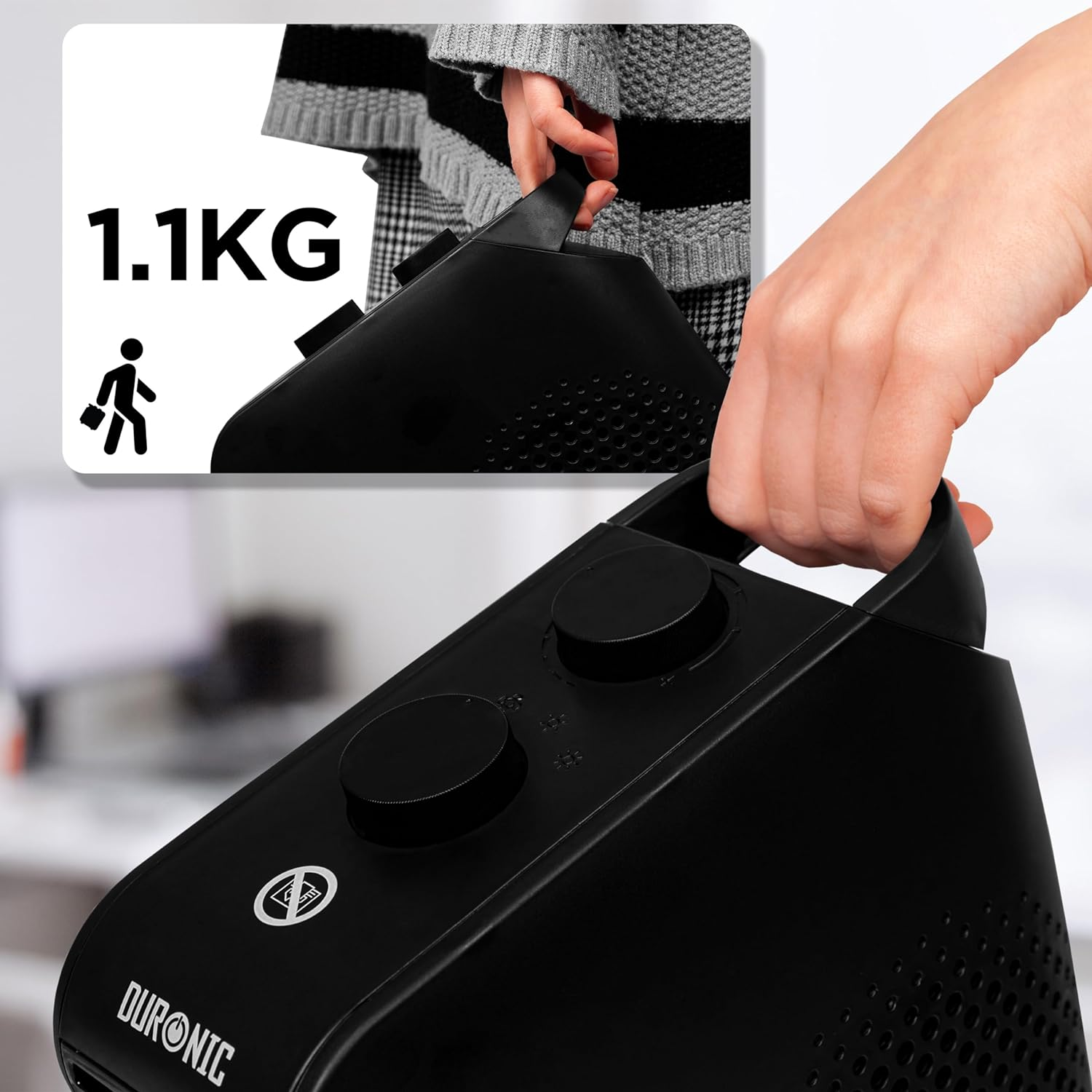 Schwarzer tragbarer Heizlüfter mit Reglern und Griff. Eine Hand hält den Griff. Weißer Hintergrund.