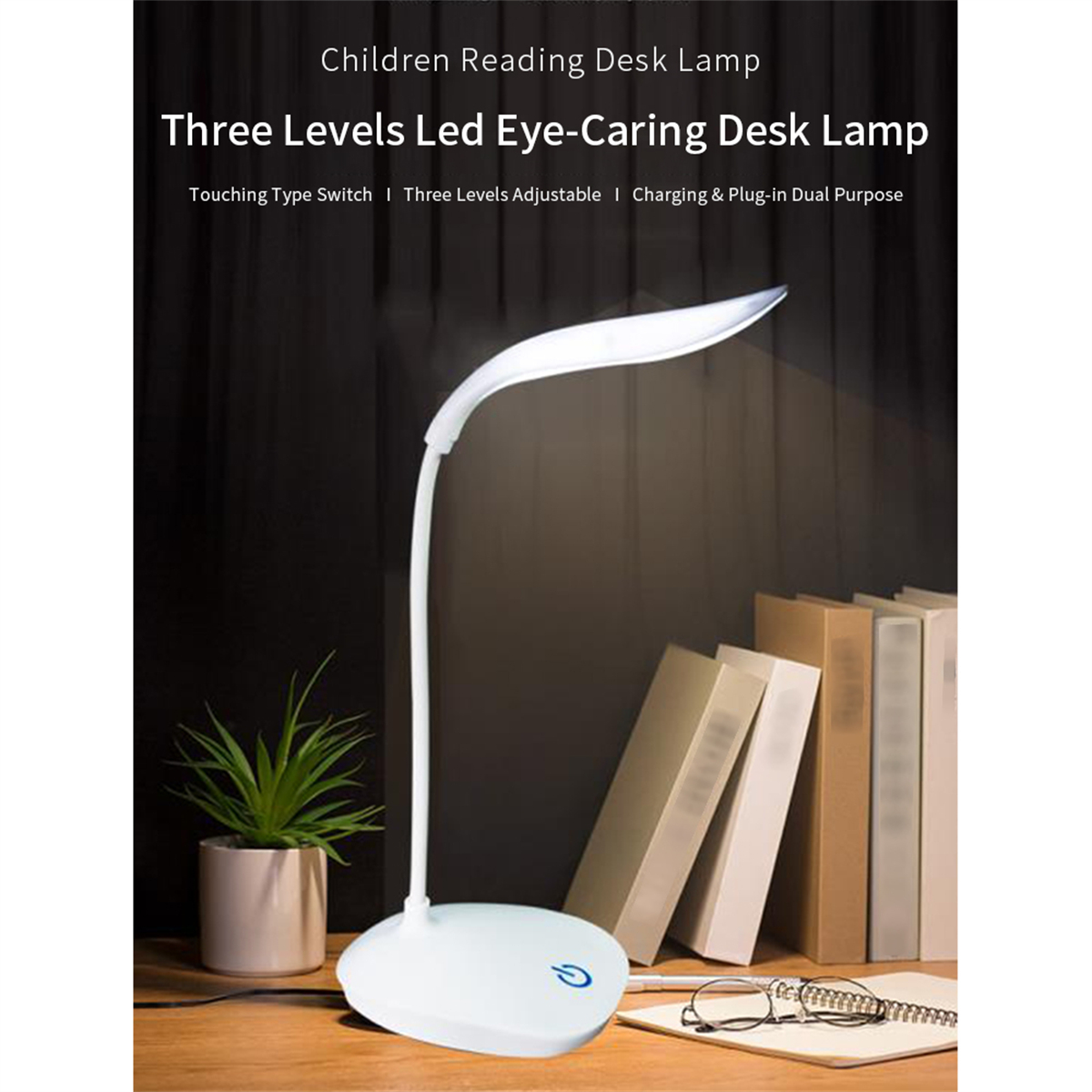 Schreibtischlampe mit gebogenem Licht und Pflanze und Büchern im Hintergrund.