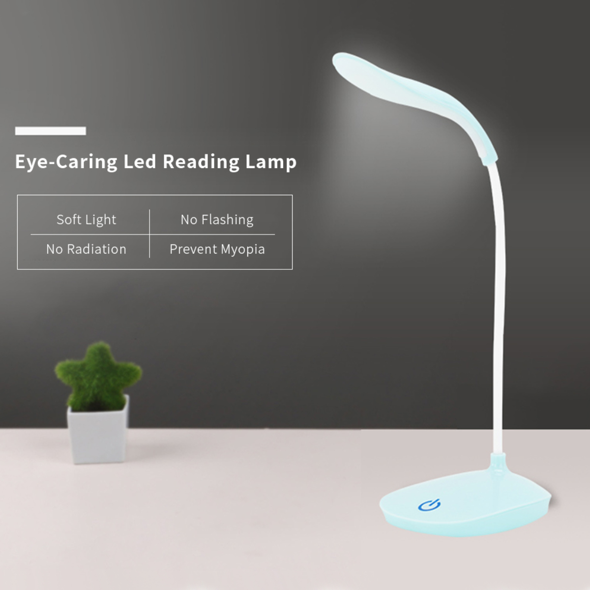 Eine blaue LED-Leselampe ist eingeschaltet. Sie steht auf einem Tisch neben einer kleinen Pflanze.