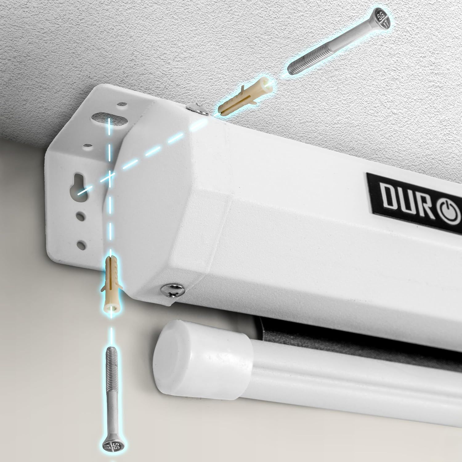 Una caja blanca de pantalla de proyector con tornillos y tacos de pared para la instalación.