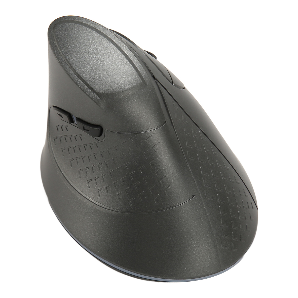 Ergonomische vertikale Maus. Die Maus ist dunkelgrau mit strukturierter Grifffläche. Weißer Hintergrund.