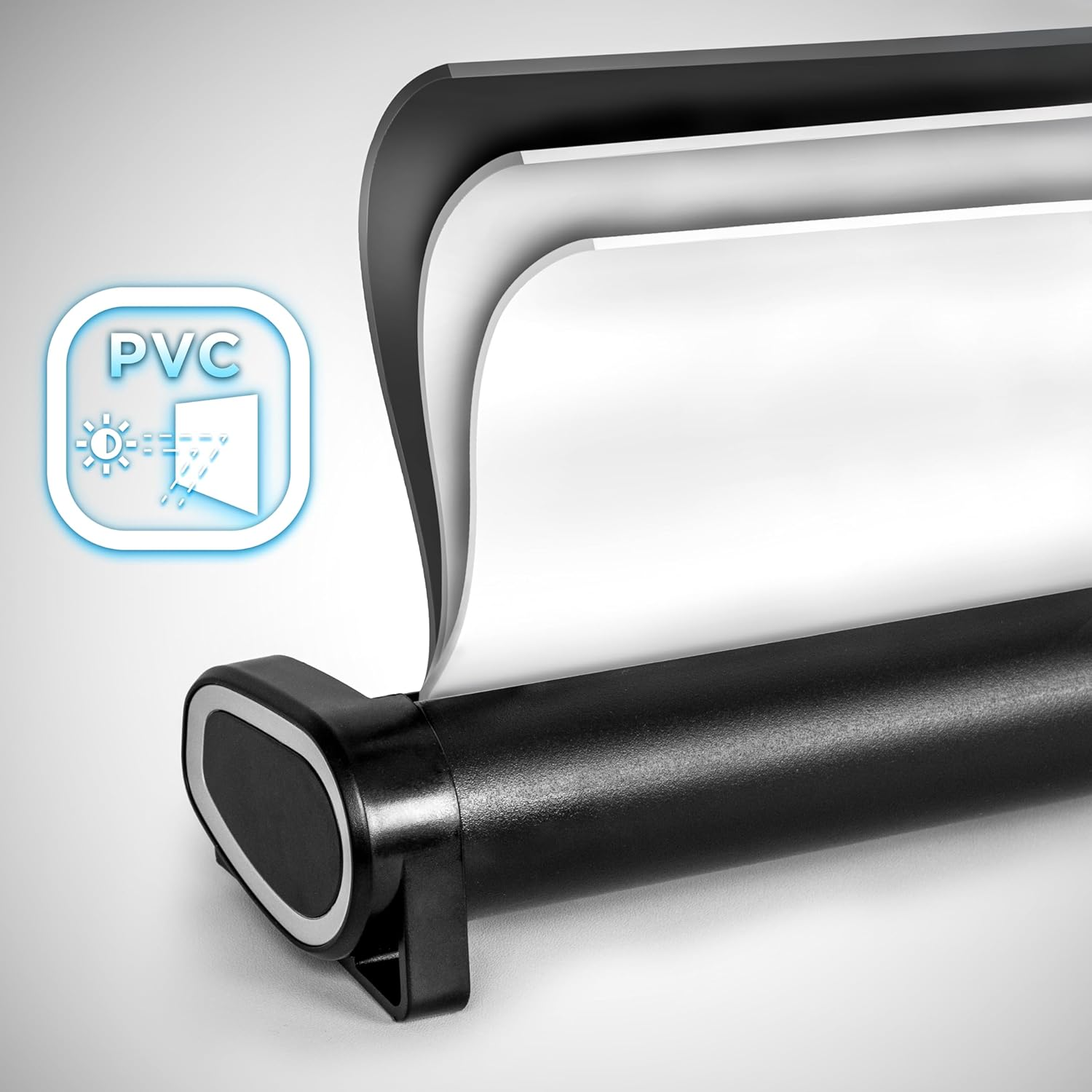 Eine schwarze Projektionsleinwand zum Aufrollen mit ausgezogenem weißen Bildschirm und PVC-Logo.