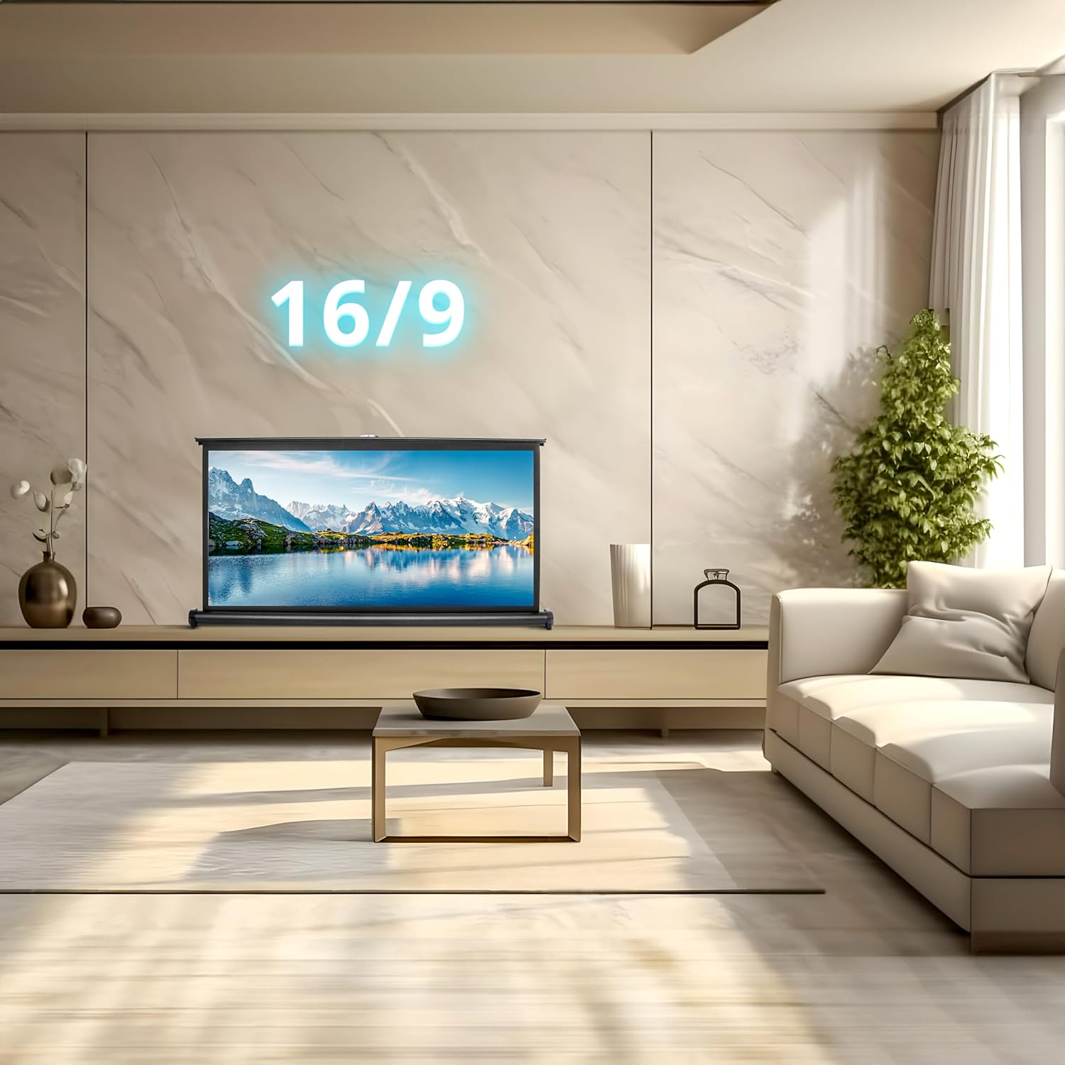 Ein Wohnzimmer mit einer Projektionsleinwand, die eine Berglandschaft zeigt. Ein Sofa und ein Couchtisch stehen davor.