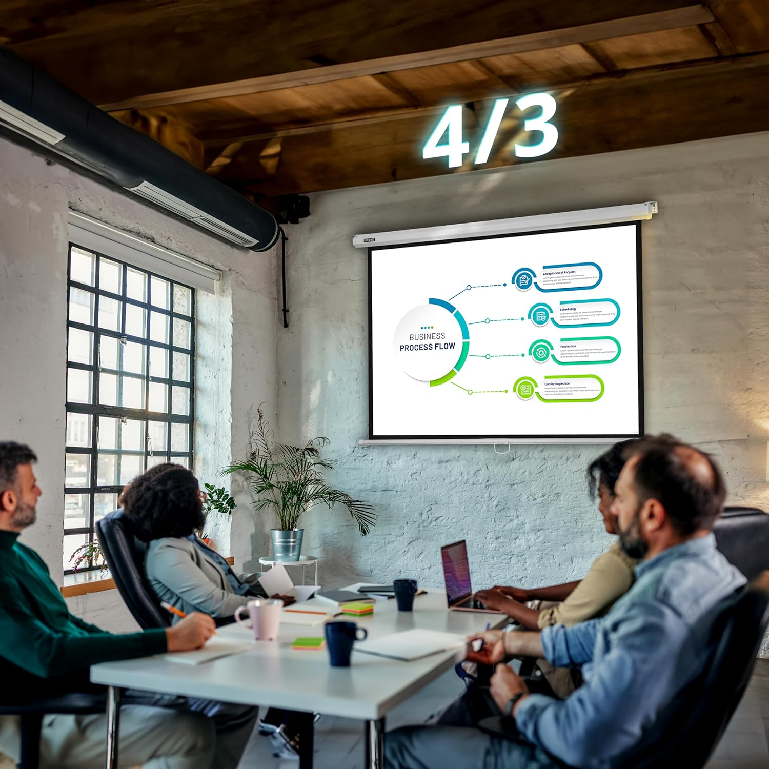 Reunión de negocios con una pantalla de proyector que muestra un diagrama de flujo de progreso. La sala tiene un letrero 4/3.