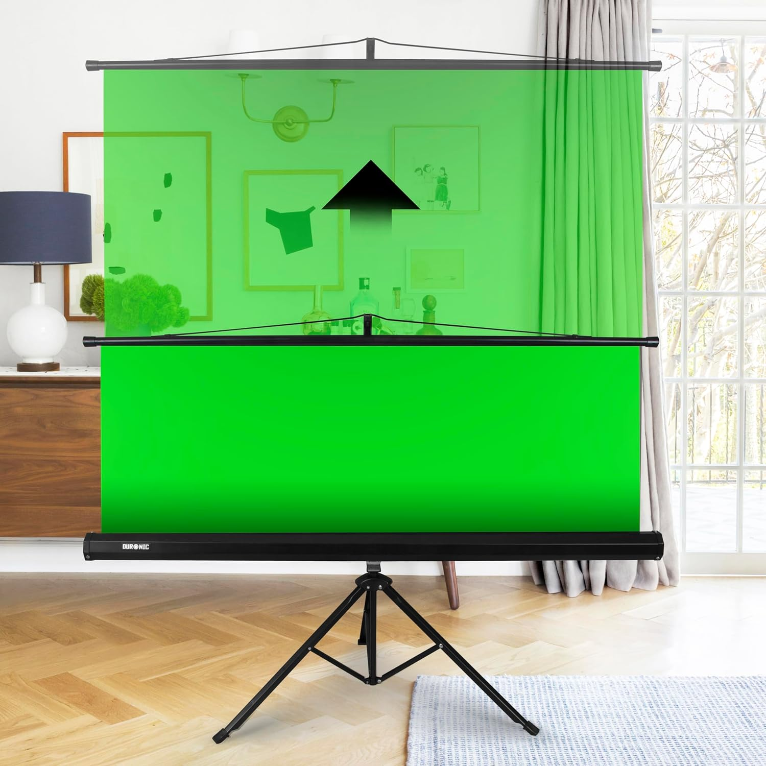 Grüne Leinwand auf einem Stativ. Ein Pfeil zeigt nach oben. Der Hintergrund zeigt einen Raum mit Bildern.