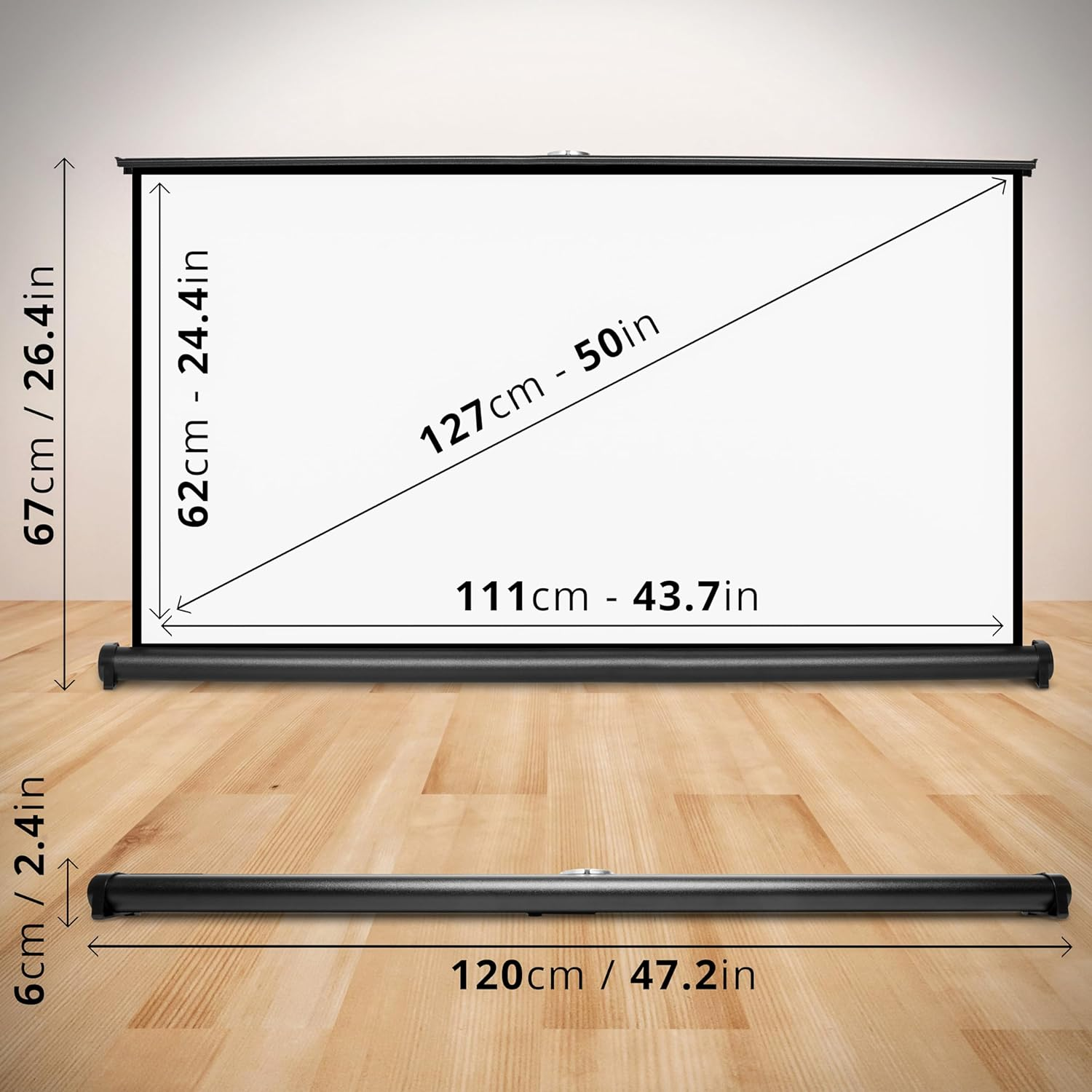 Eine weiße Projektorleinwand mit Abmessungen und einer schwarzen Rollleiste auf einer Holzoberfläche.