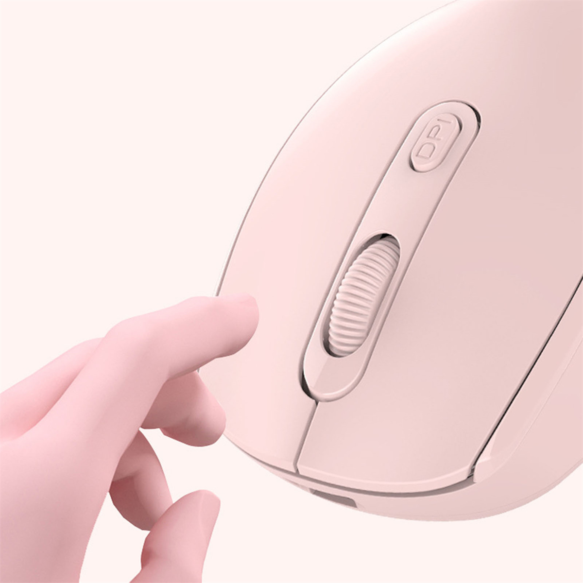 Eine rosa Computermaus mit einem Finger, der die linke Maustaste drückt.