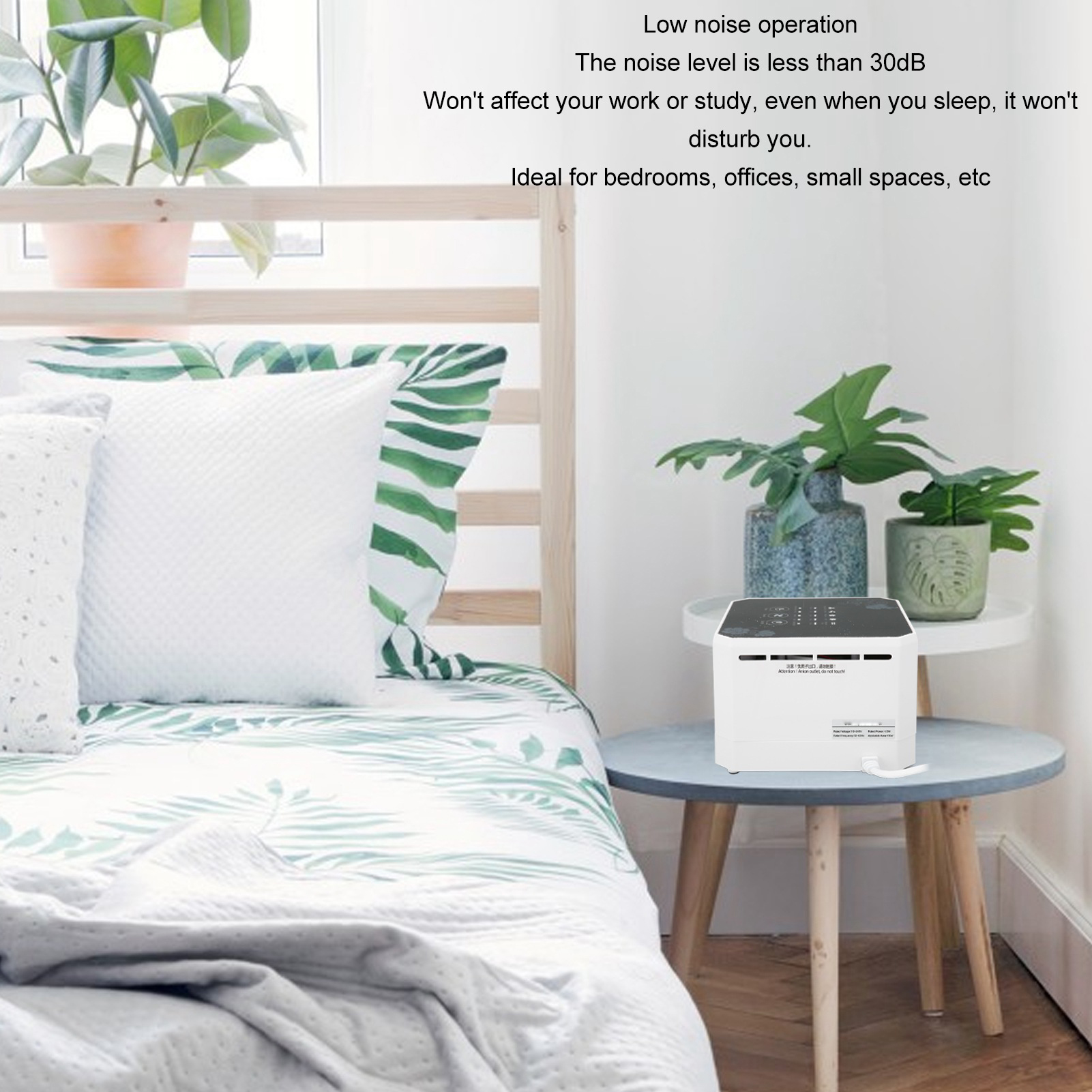 Schlafzimmer mit weißem Bett, Pflanzen und Beistelltisch mit weißem Luftreiniger. Text beschreibt geräuscharmen Betrieb.