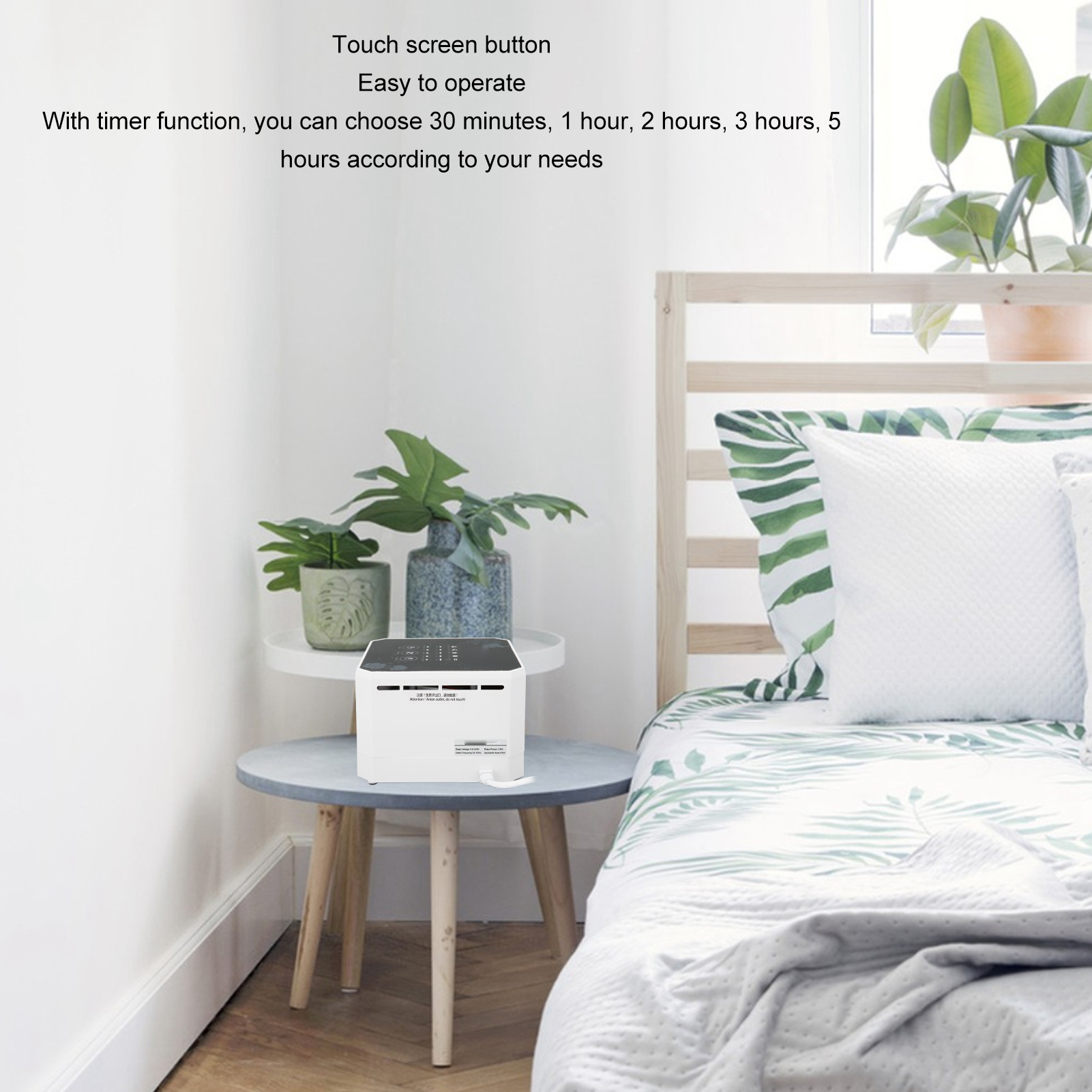 Ein weißer Luftreiniger auf einem Tisch mit Timerfunktion, in der Nähe von Bett und Pflanzen.