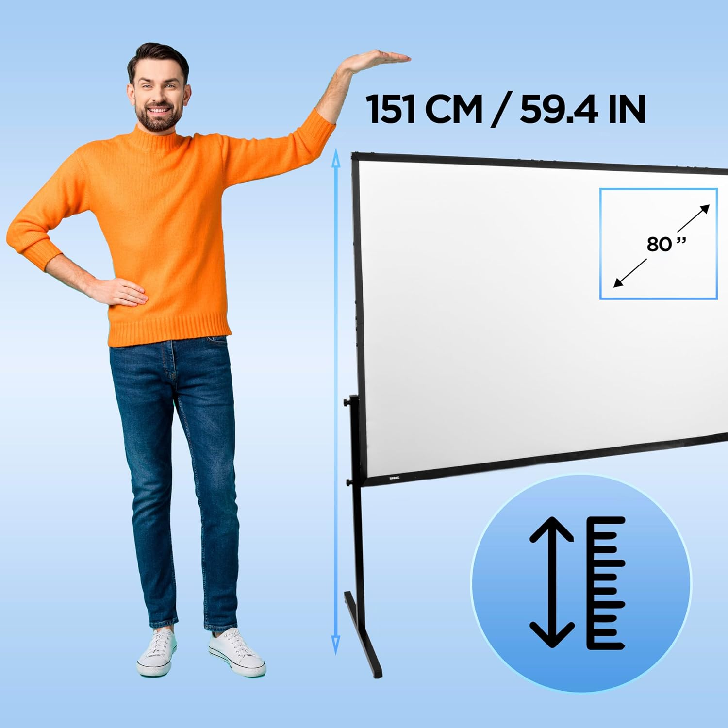 Mann steht neben großer weißer Projektionsleinwand.