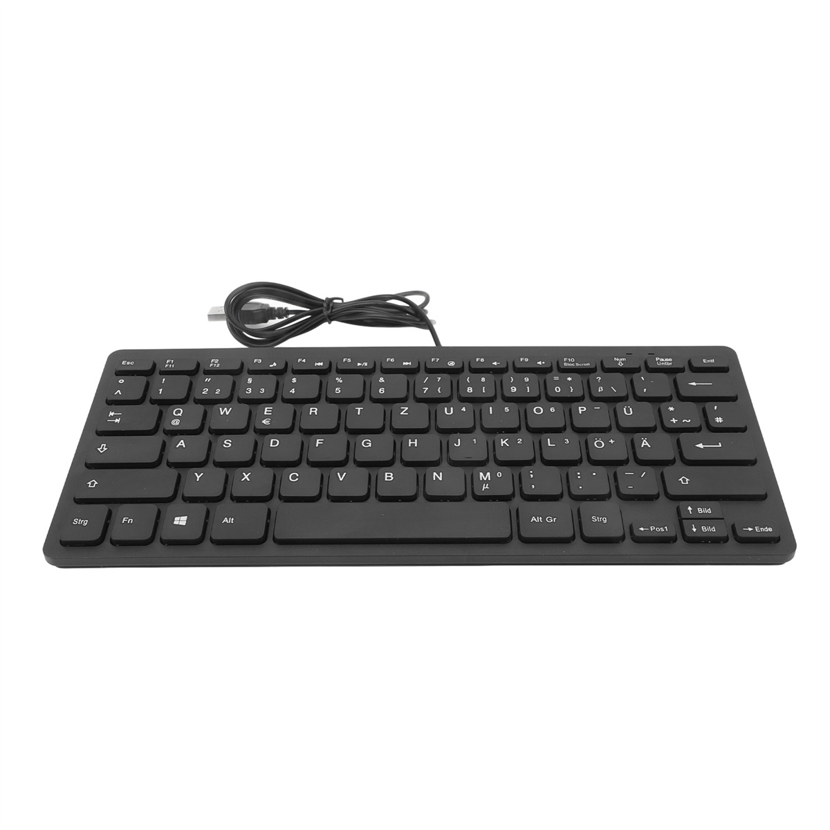 Schwarze Tastatur mit Standard-QWERTZ-Layout und USB-Kabel. Weißer Hintergrund.
