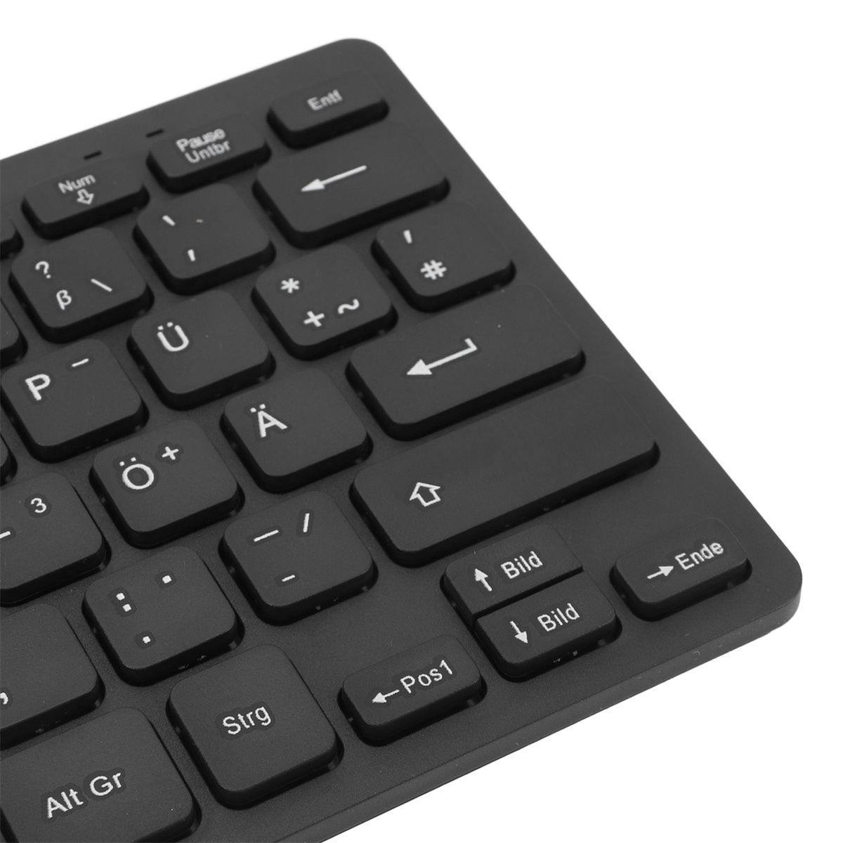 Nahaufnahme einer schwarzen Tastatur mit deutschem Layout. Einige Tasten sind hervorgehoben.