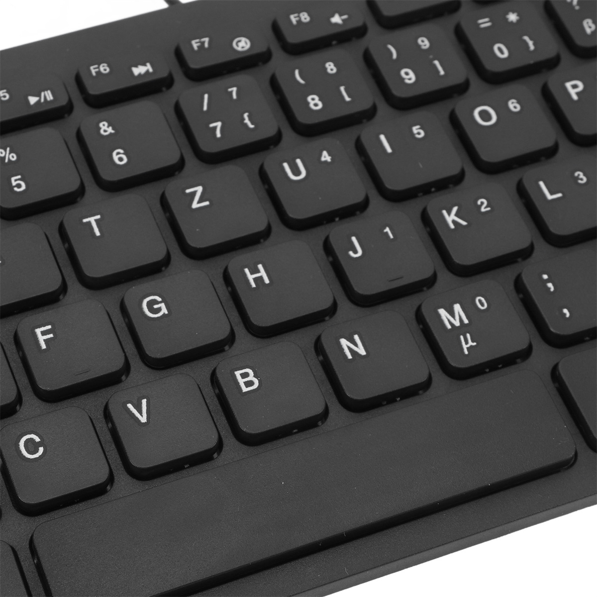 Schwarze Tastatur mit weißen Buchstaben. Die Tasten sind eng beieinander, mit einer Leertaste.