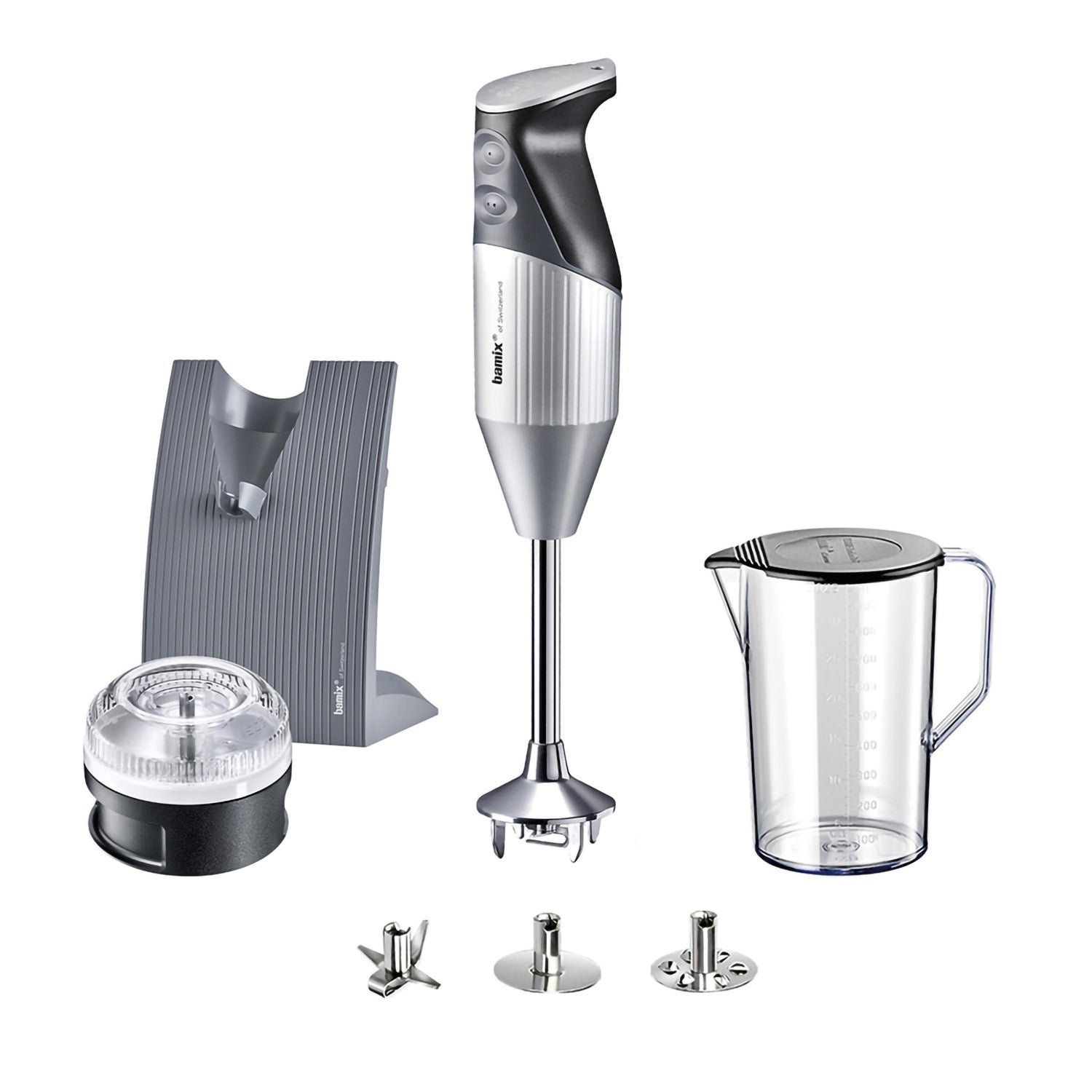 Un assortimento di utensili da cucina, tra cui un frullatore e vari accessori.