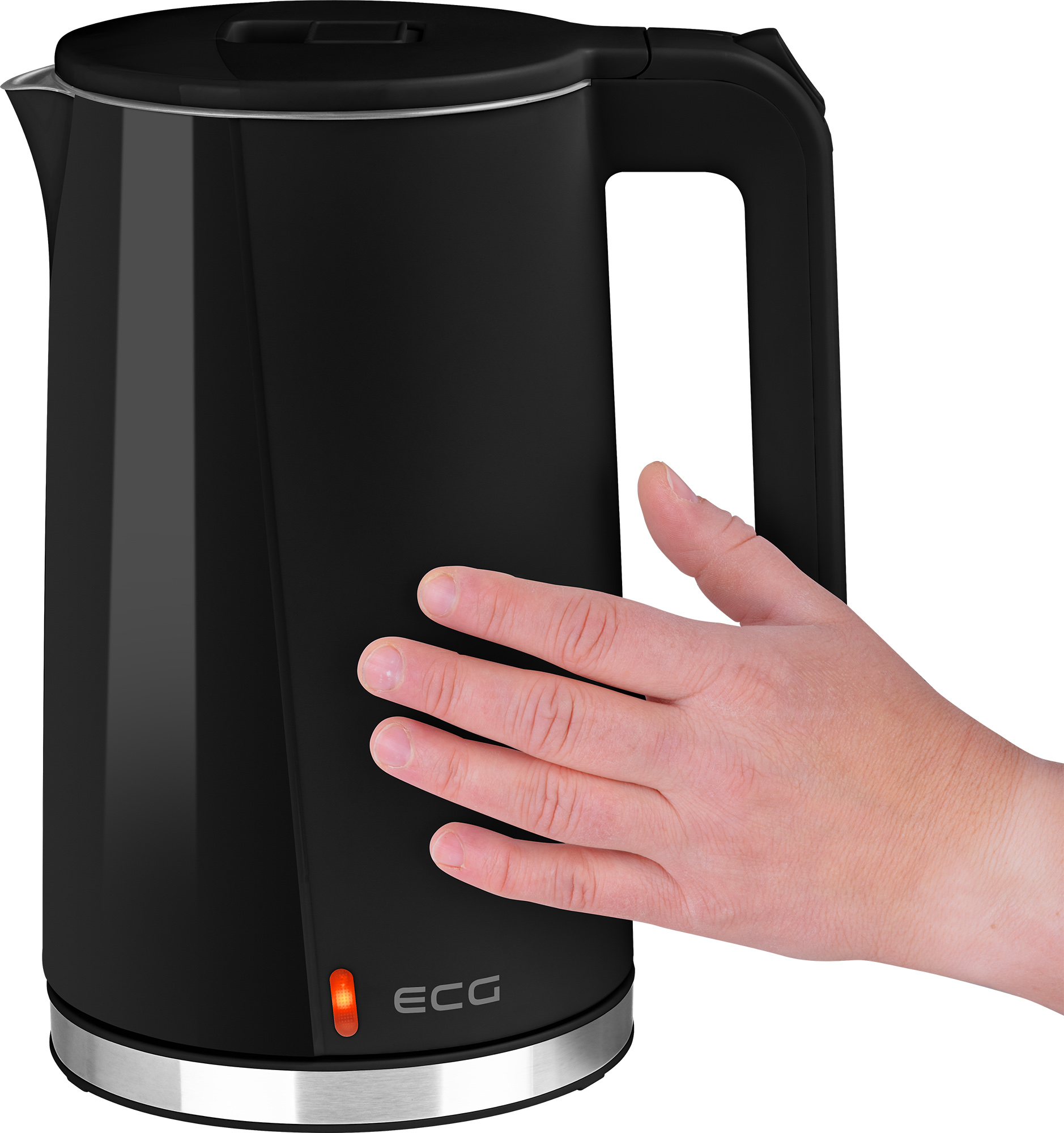 Bollitore elettrico nero con una mano che lo tocca, luce rossa accesa. Base argentata e manico nero.