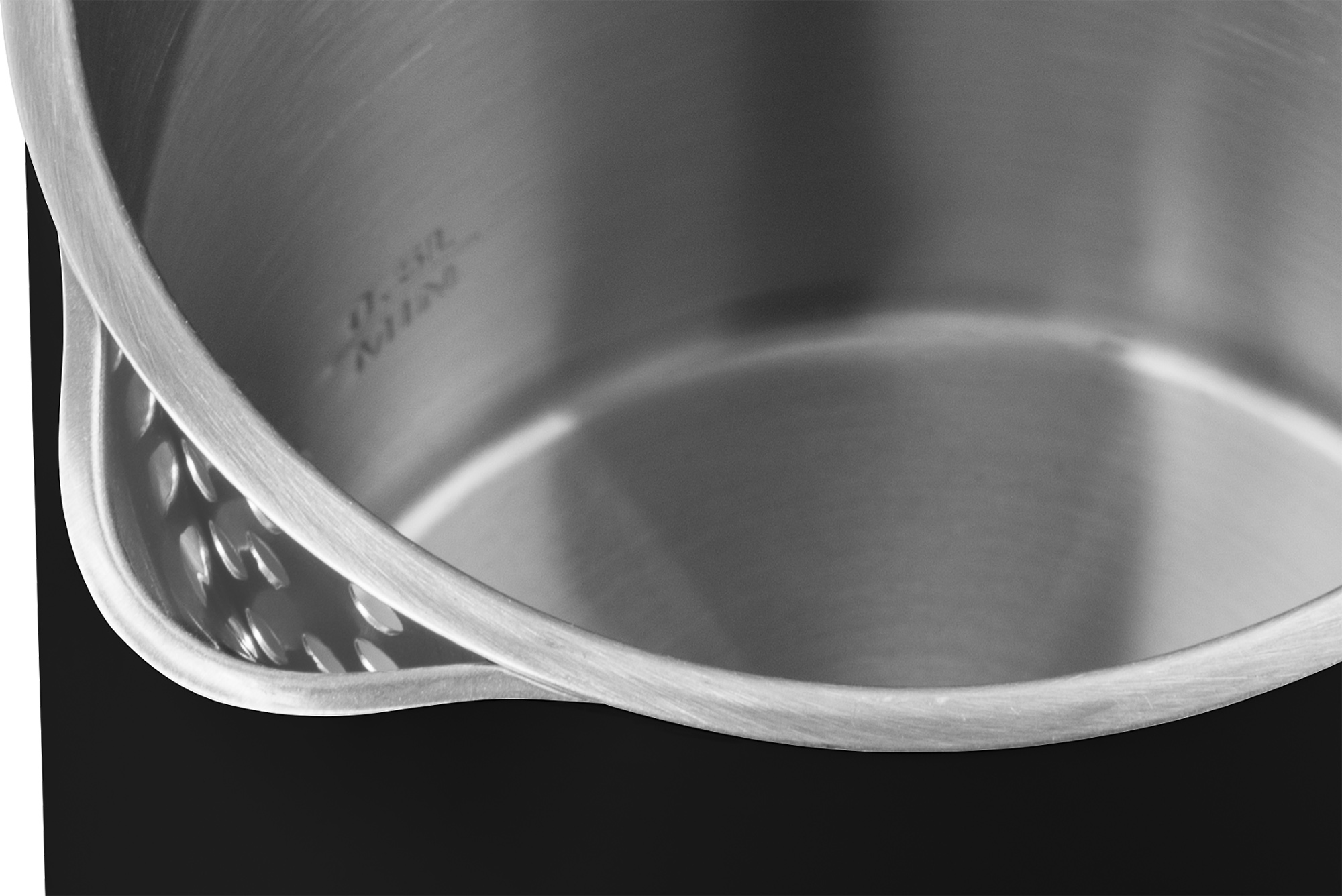 Pentola in acciaio inossidabile con manico. Primo piano dell'interno.