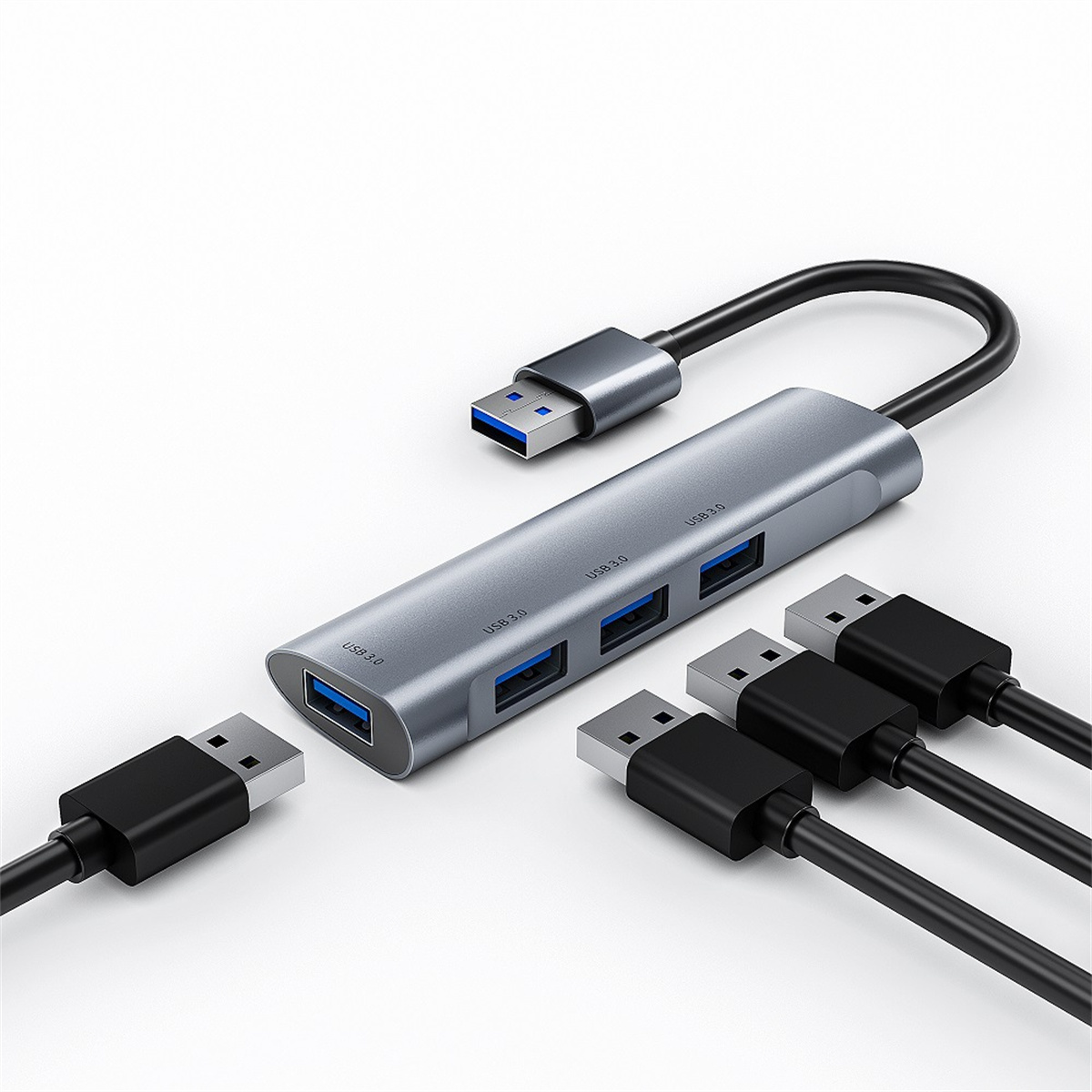 Silberner USB-Hub mit vier USB-Anschlüssen und angeschlossenen USB-Kabeln auf weißem Hintergrund.