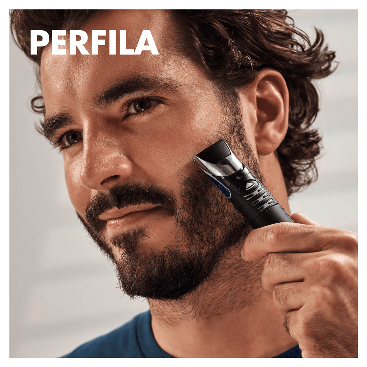 Hombre usando un recortador de barba negro. La palabra PERFILA es visible.