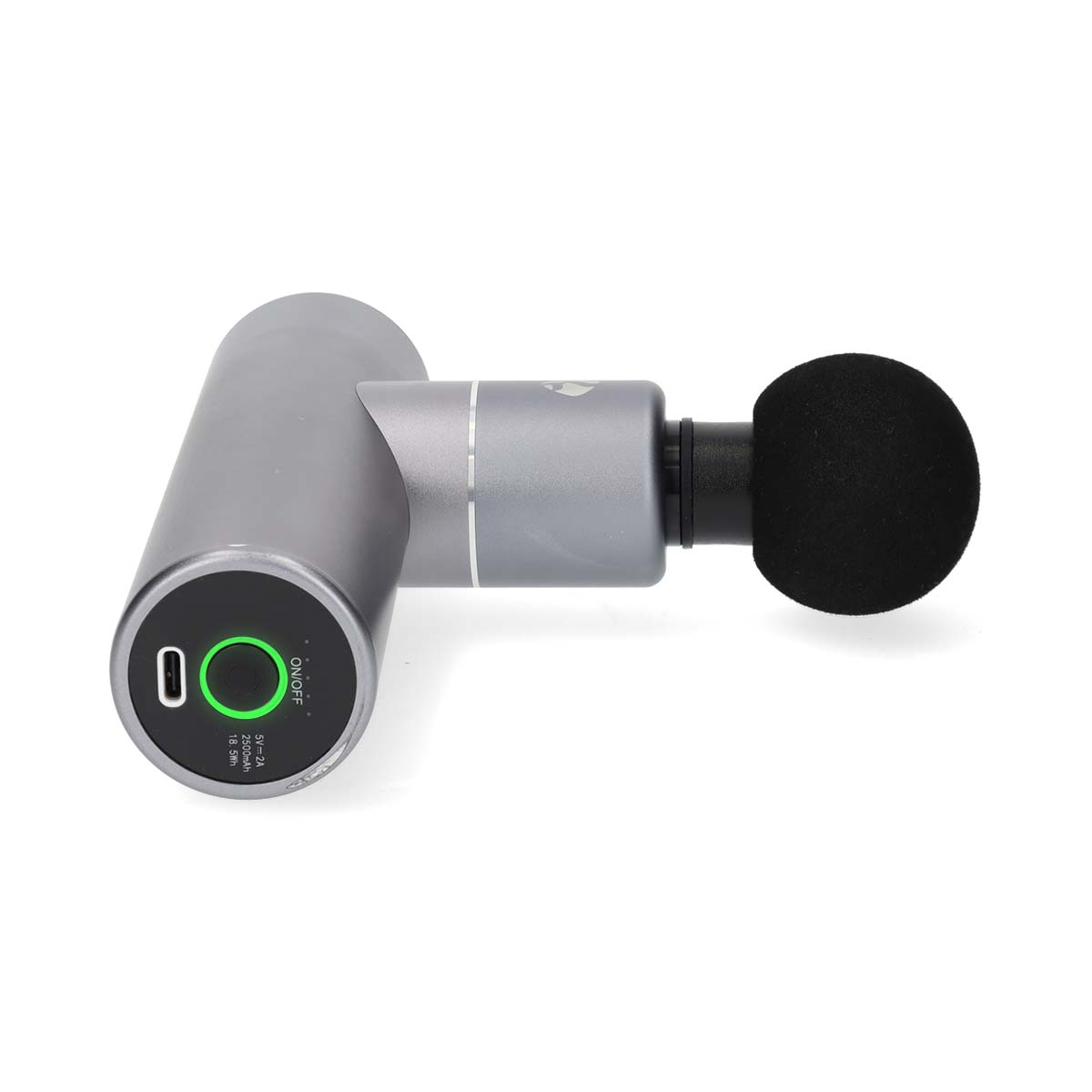 Grijze massagepistool met zwarte kop. De aan/uit-knop is groen en de oplaadpoort is zichtbaar.