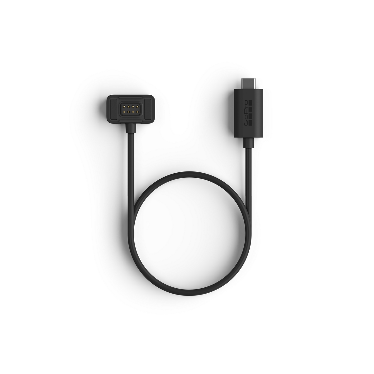 Cavo GoPro nero. Un'estremità ha un connettore, l'altra un USB-C. È su sfondo bianco.