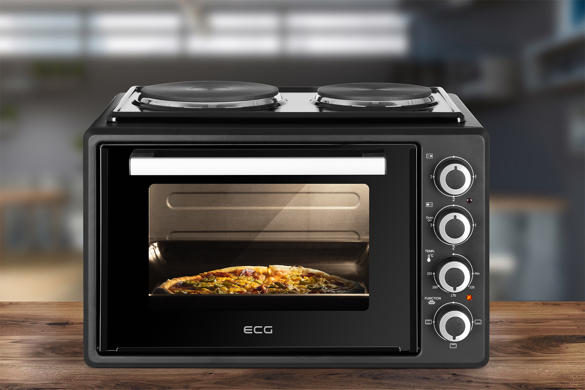 Schwarzer Elektrobackofen mit einer Pizza darin. Der Ofen hat zwei Kochfelder oben und Drehregler rechts.