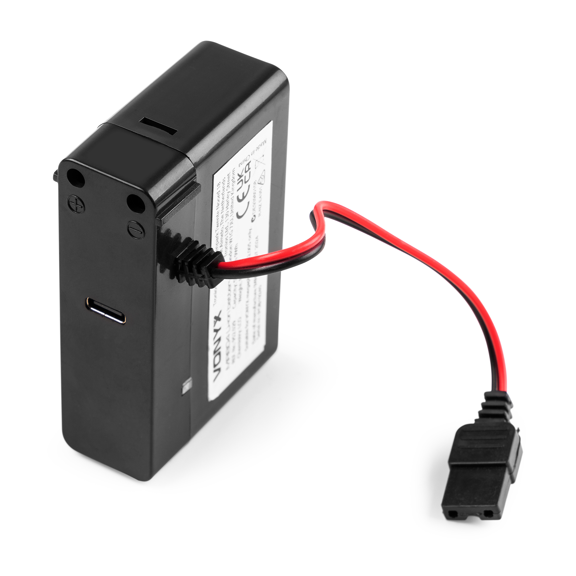 Banco de energía negro con cable rojo y negro. También se ve un puerto USB y una etiqueta.