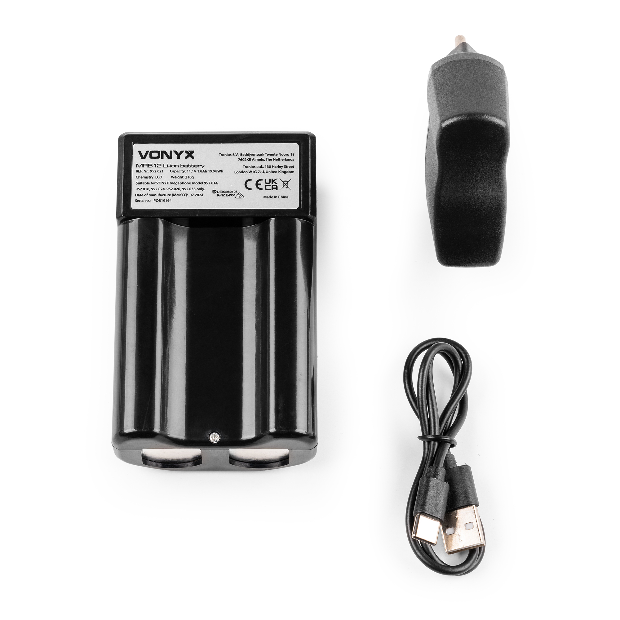 Cargador y accesorios de batería VONYX negros. Incluye batería, cargador y cable USB. Fondo blanco.