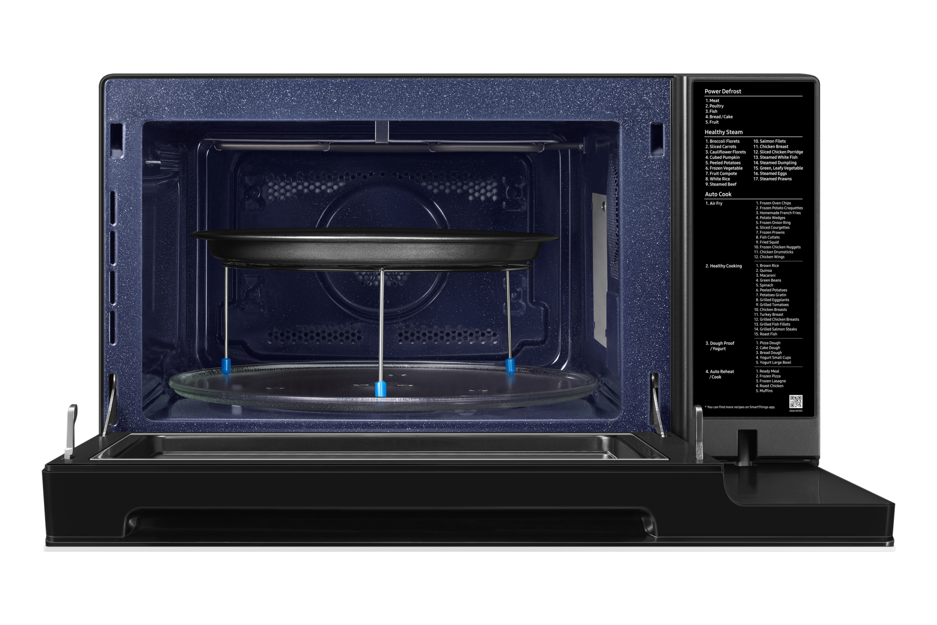 Wnętrze kuchenki mikrofalowej z tacą i szklaną płytą. Ciemnoniebieskie wnętrze. Białe tło.