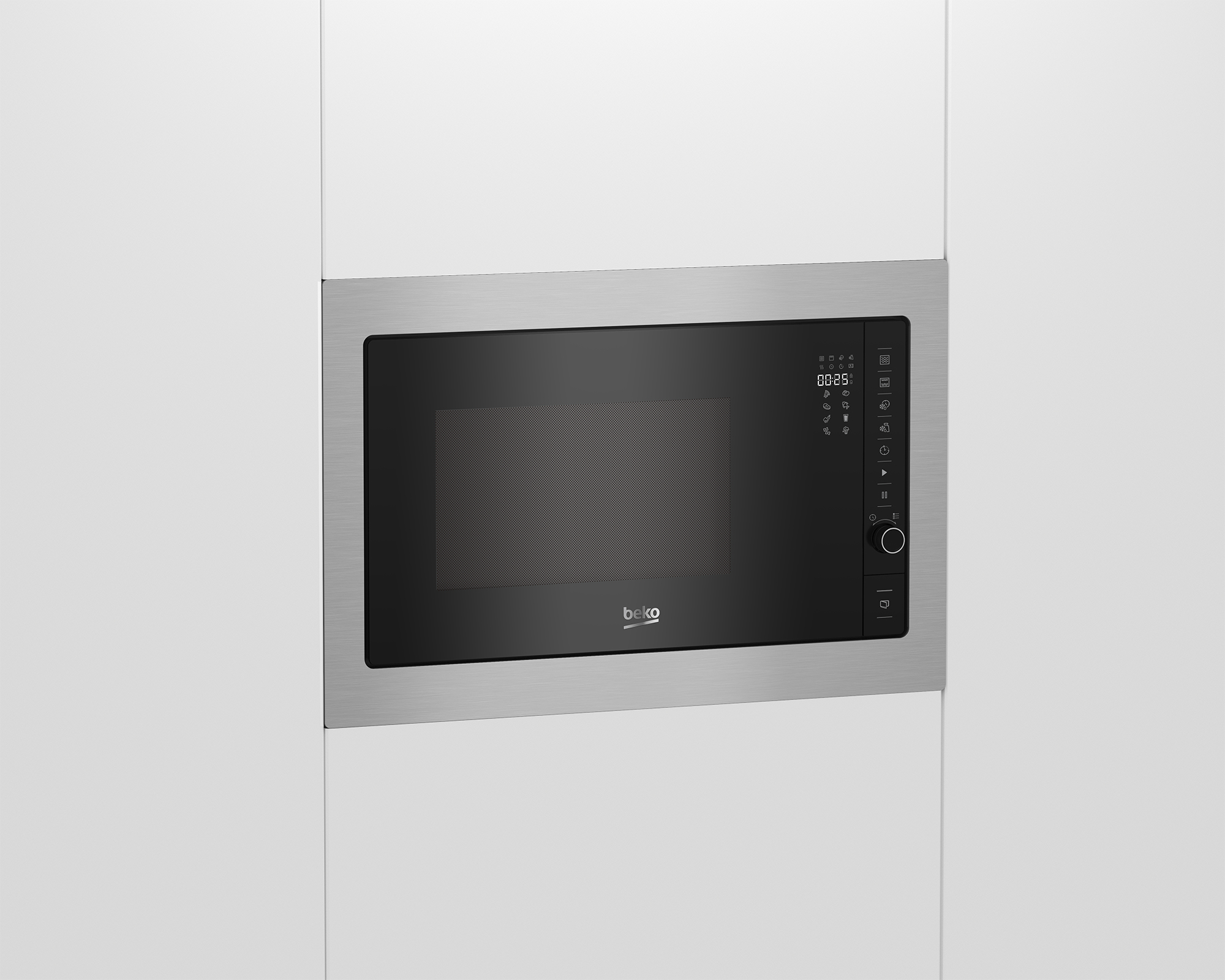 Horno microondas plateado empotrado con pantalla digital y botones.