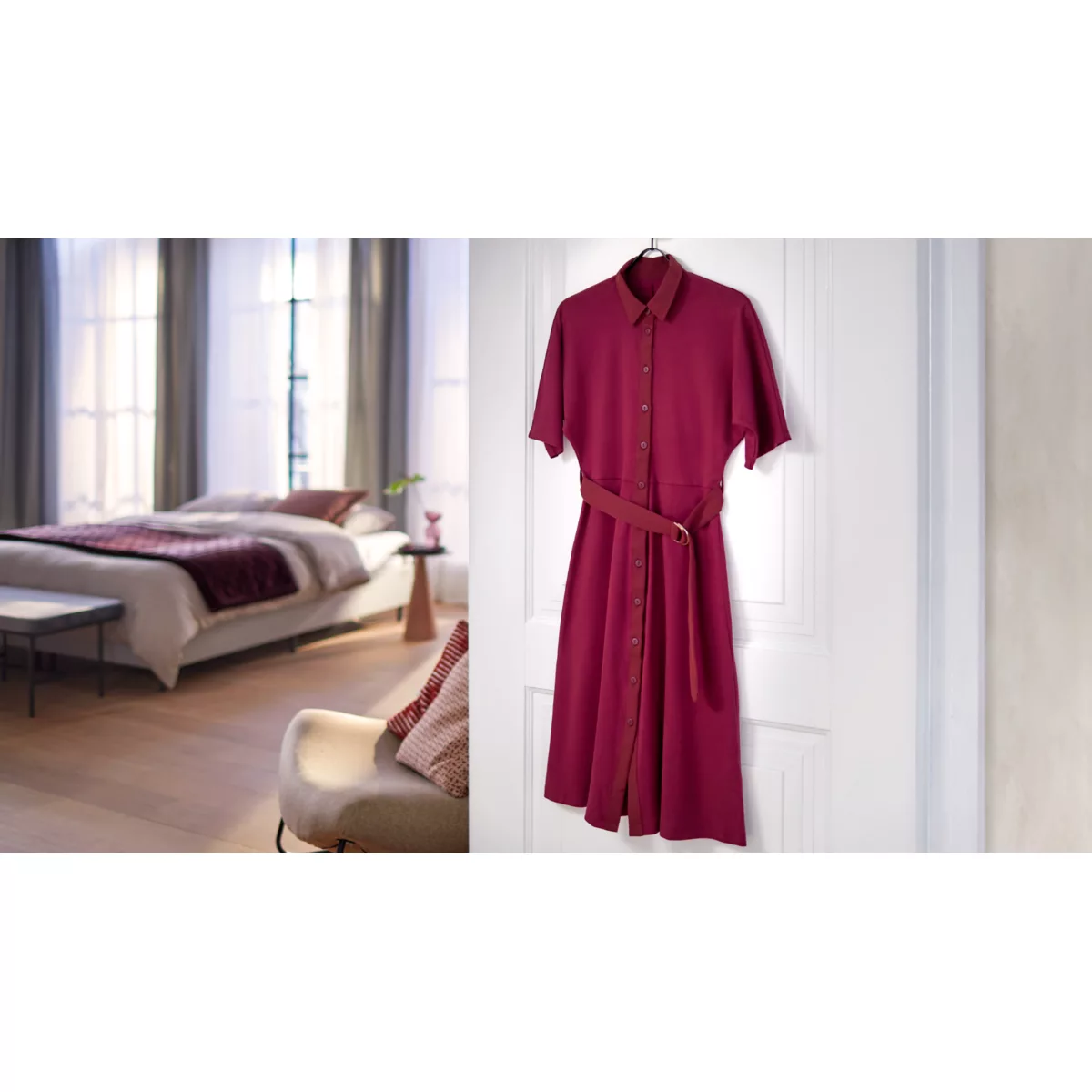 Bordeauxrotes Kleid an weißer Tür, Bett und Stuhl im verschwommenen Hintergrund.