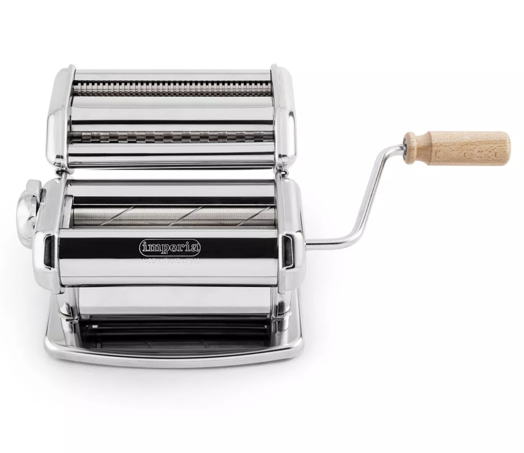 Macchina per la pasta in acciaio inox con manico in legno, su sfondo bianco.