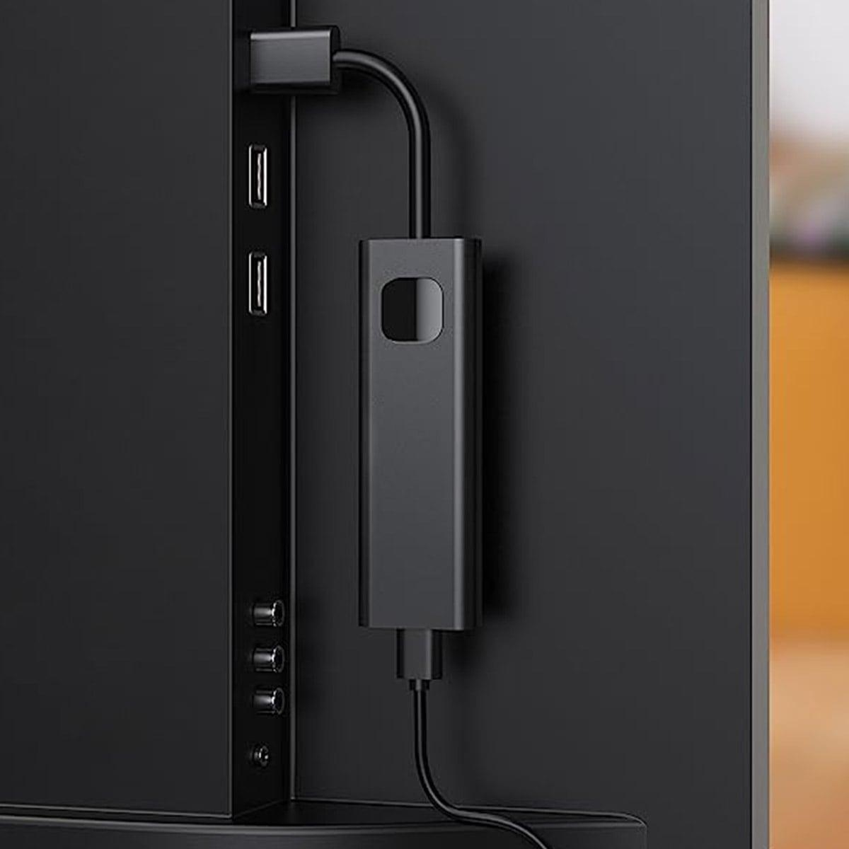Ein schwarzes Gerät, das mit einem schwarzen Fernseher verbunden ist, mit USB- und anderen Anschlüssen.