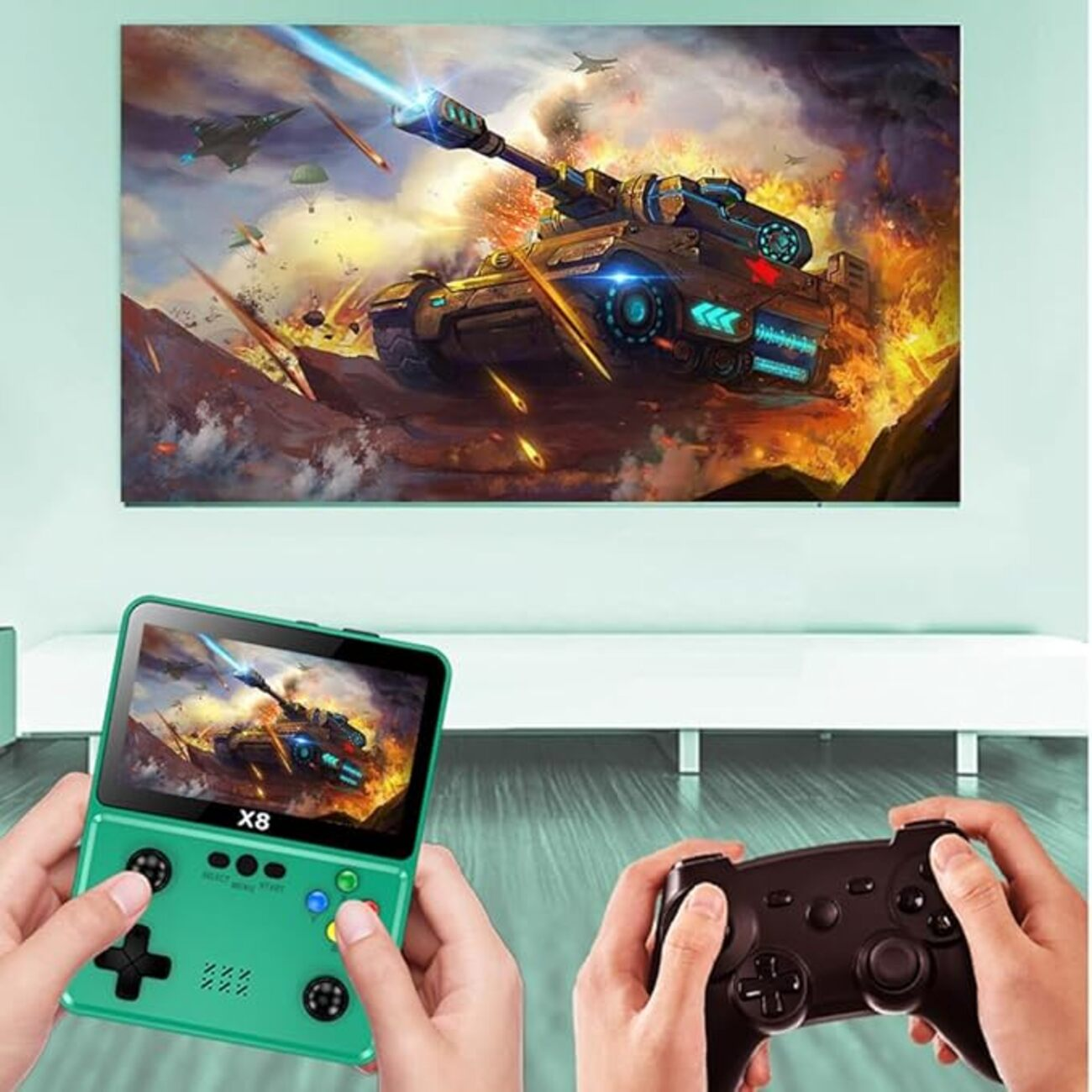 Manos sosteniendo una consola portátil verde y un mando negro, mostrando un juego de tanques.
