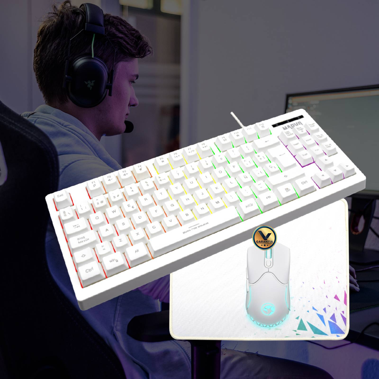 Jugador con auriculares usando un teclado y un ratón blancos con iluminación RGB. Monitor en el fondo.
