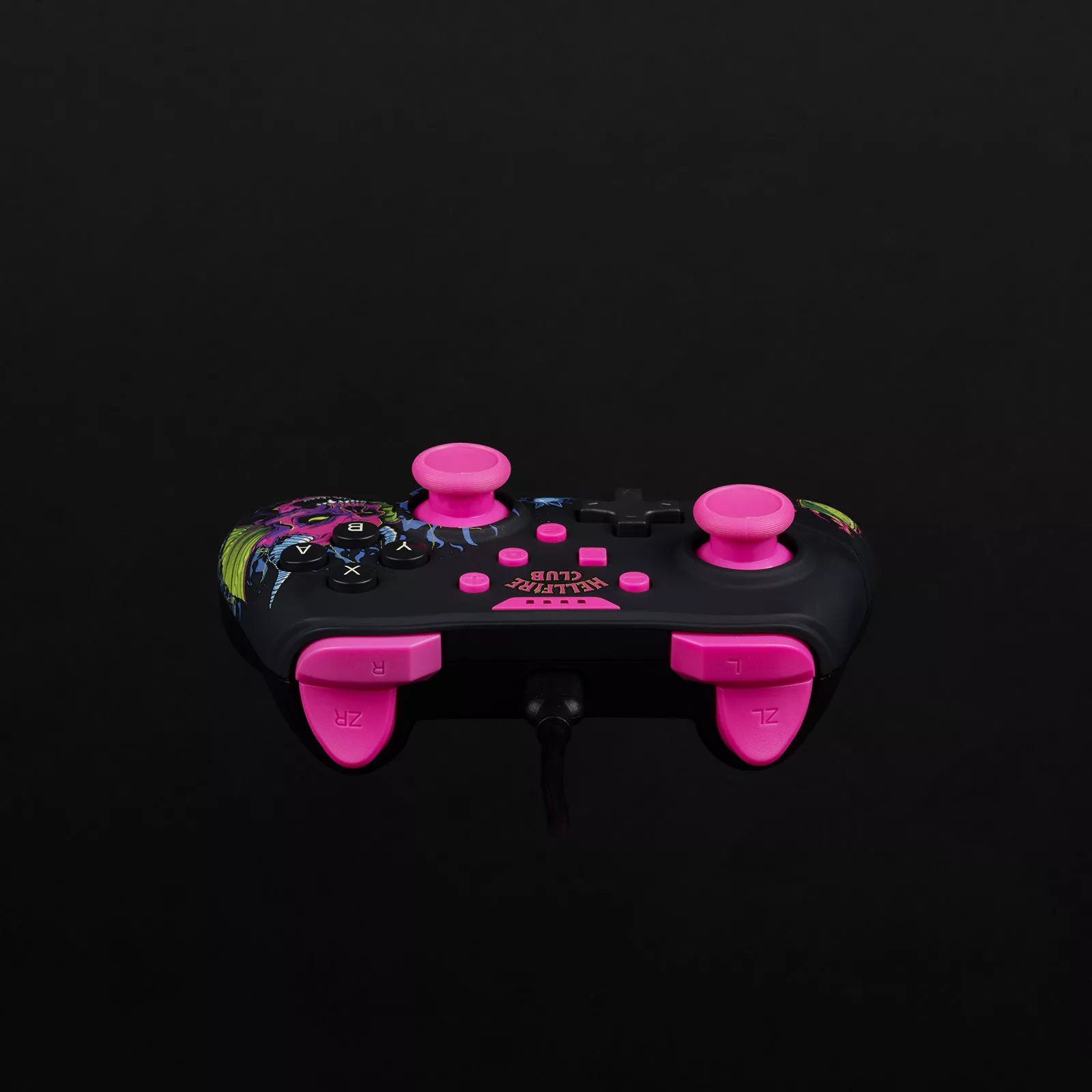 Czarny kontroler z różowymi przyciskami. Kolorowy design na środku.