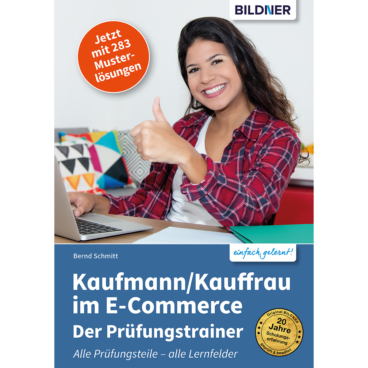 Frau mit Daumen hoch, hält ein Buch, vor einem Laptop. Text und Logo sind sichtbar.